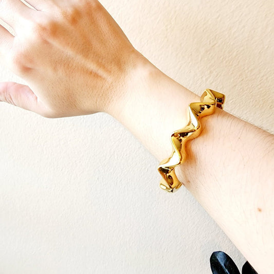 Gold bracelet, gold wave Bangle, Bold waterproof bracelets, Fashion Gold Titanium Steel U-shaped Horseshoe Buckle Bracelet, Shoehorse Gold Cuban Bangle, 14k Shoe horse bangle, Bracelet for Women women, 7mm Wide 14K Gold / 18K Gold / White Gold Plated Diamond Cut Curb Chain Bracelets for Women, Hip Hop14K Gold Plated Finished Miami Cuban Link, electroplated the 14K gold bracelet, Tarnish free bold bracelet,