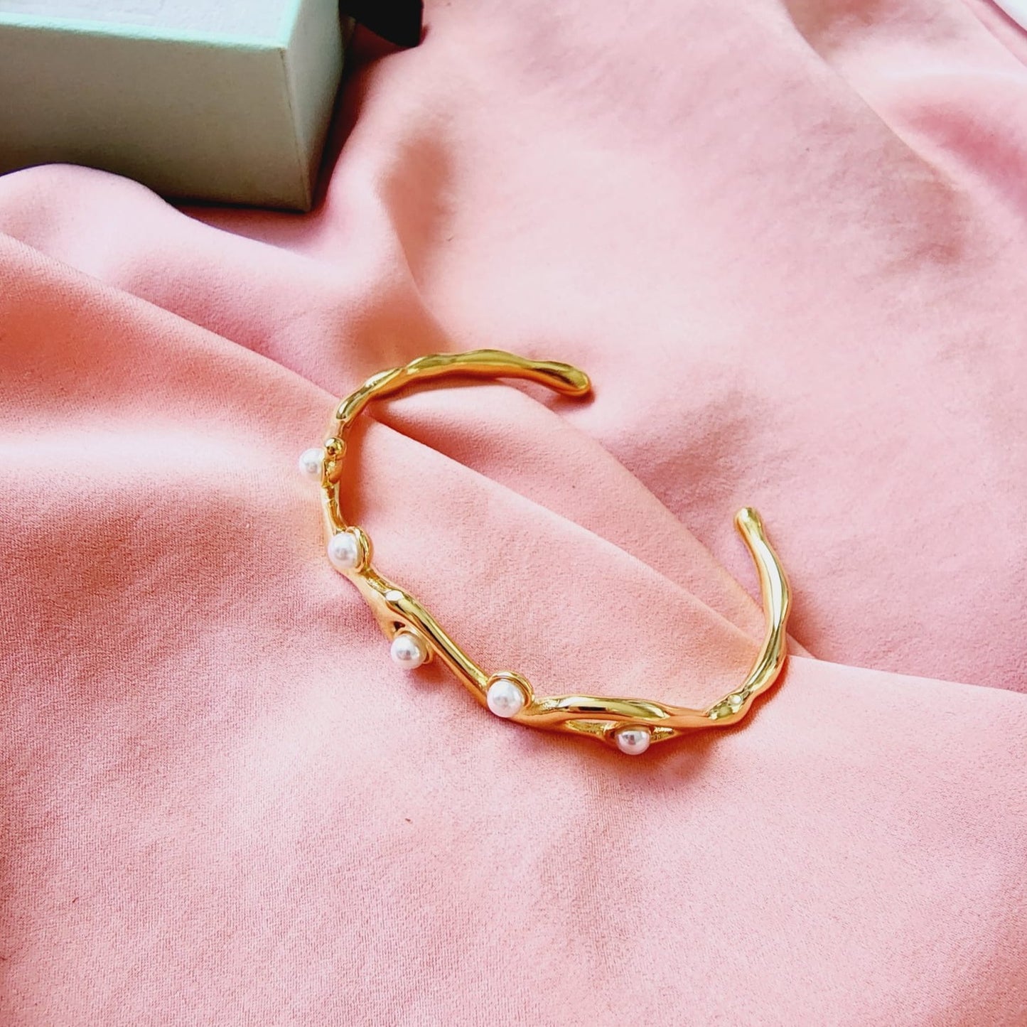Pearl Bangle, bracelet Gold Filled Jewelry, Pearl classy bangle, pearl bracelets, pearl gold bracelet, Gold Cuban Link Bracelet for Women Men, 7mm Wide 14K Gold / 18K Gold / White Gold Plated Diamond Cut Curb Chain Bracelets for Women, Hip Hop14K Gold Plated Finished Miami Cuban Link, electroplated the 14K gold bracelet, Tarnish free bold bracelet, 15mm Miami Curb Cuban Link Chain Bracelet 24k Real Gold Plated, Lifetime Jewelry, waterproof Gold Plated Bracelet