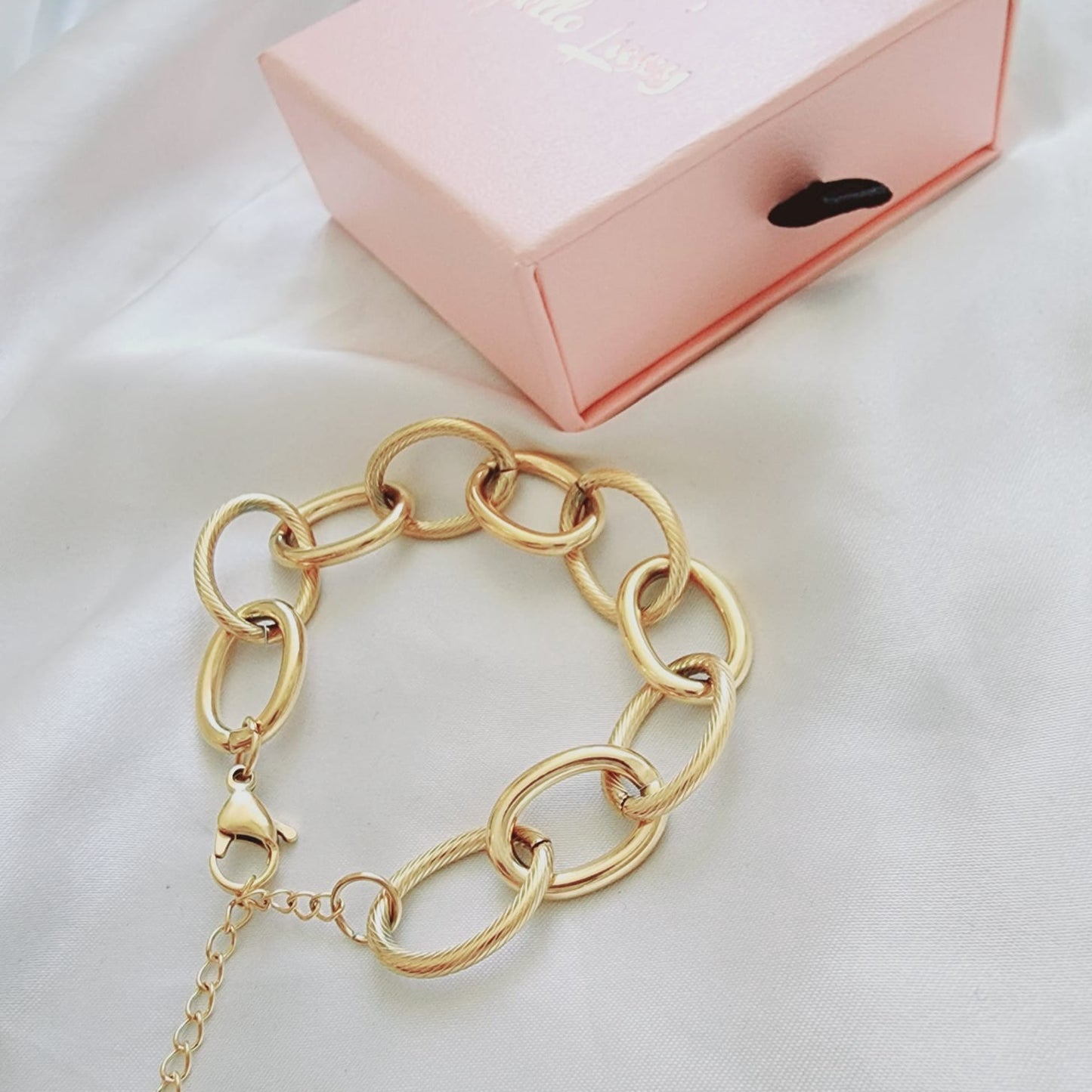 Arm Candy, Belt Bracelet, Vintage Look, Water resistance Bracelet, Vintage Jewelry, Cuban Bracelet, Vintage Bracelet, Paper Link Bracelet, Minimalist Jewelry, Minimalist Gift for her, Minimalist Gift, Minimalist Bracelet , Minimalist Jewelry, link Bracelet, Classy Bracelet, Chunky Bracelet