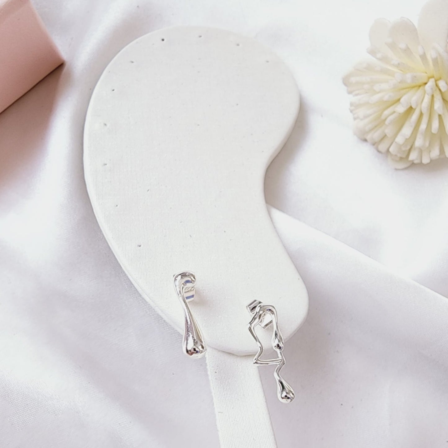 asymmetrical pearl earrings, Pearl lava shape Earrings, Pearl Earrings, Water Resistant Earrings, 18k Gold Plated, Vintage Earrings, everyday jewelry, Pearl studs, unique pearl earrings, vintage golden pearls earrings, 18K lava shape pearl bead stainless steel asymmetrical earrings