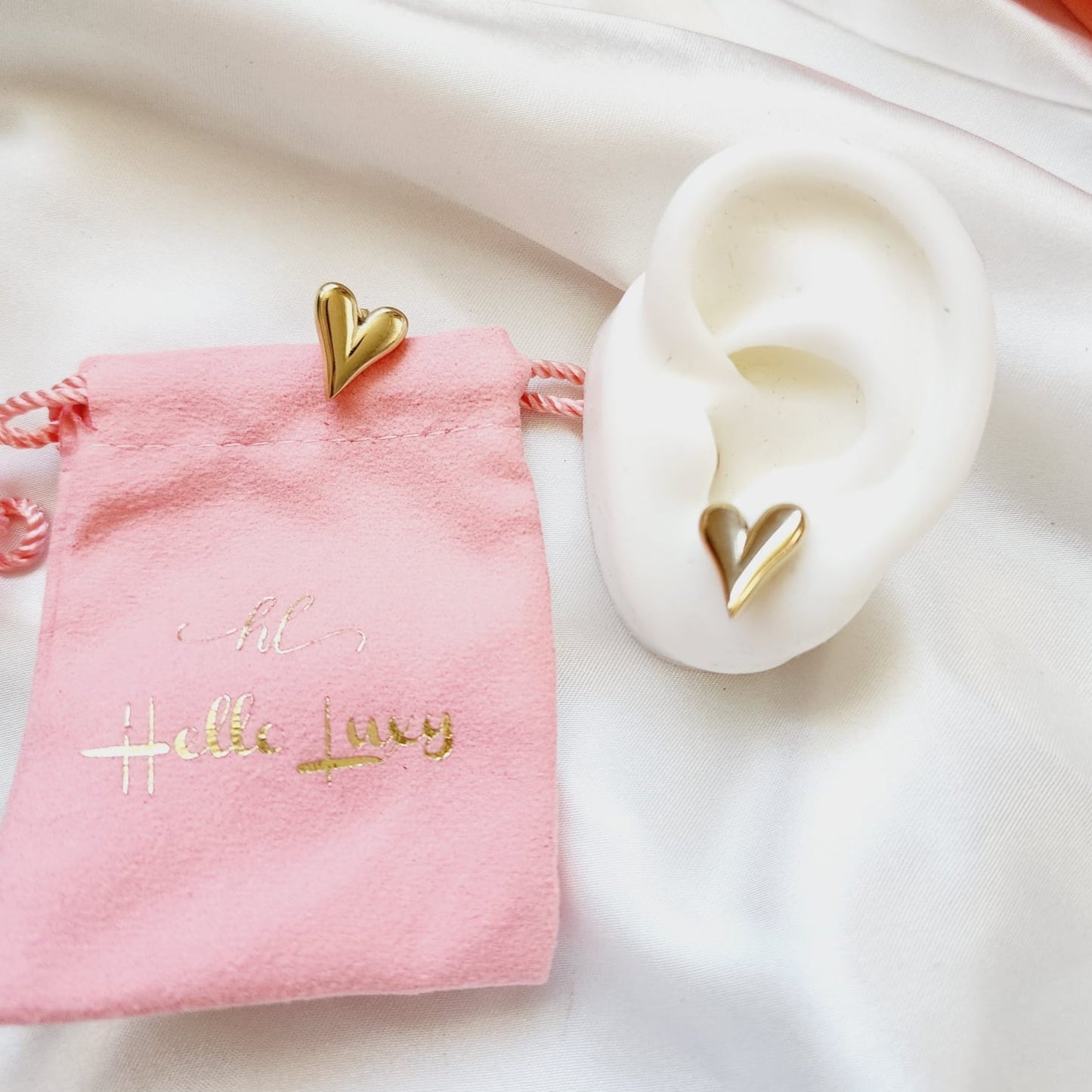 hearts gold earrings, hearts gold medium earrings, gold classy earrings, hearts earrings, self love earrings, gold chunky hearts studs, aretes de corazones, pantallas de corazones, everyday heart earrings, simple golden heart earrings, delicate heart studs, hypoallergenic earrings, two tone everyday hoops, 18k gold plated earrings, Waterproof earrings, Silver and gold earrings, Durable earrings, Elegant earrings, Timeless design, aesthetic earrings, timeless earrings, Stylish jewelry, stylish earrings