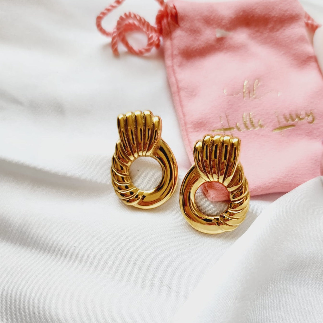 Gold vintage waterproof earrings, geometric earrings, vintage polish medium earrings, Vintage gold earrings, classy earrings, vintage golden studs, geometric circle earrings, golden chunky earrings, Dainty chunky earrings, hypoallergenic earrings, Golden everyday studs, 18k gold plated earrings, Waterproof earrings, gold rounded earrings, Durable earrings, Elegant earrings, Timeless design, aesthetic earrings, timeless earrings, stylish earrings, Versatile jewelry, Bold Earrings, chunky earrings