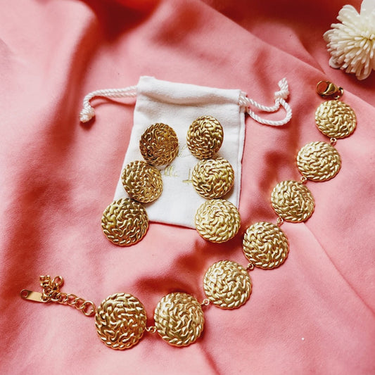 wide chunky bangle, Water Resistant bold bracelets, Water Resistant simple bracelets, sweat resistant jewelry, water resistant minimalist jewelry, minimalist bracelets, timeless gold bangle, waterproof bracelets, stainless steel bangles, 18k gold plated simple bangle, 18k gold plated classy bracelets,