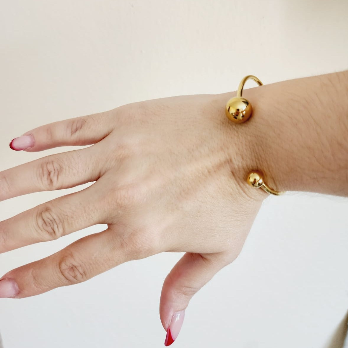 Dots ball cuff Bangles, Silver and Gold Bracelets, Solid Silver and Bold Bracelets, Solid Silver Bangle, Textured bangles, classy two tone bangles, 18k waterproof bangles, 18k gold waterproof bangles, long lasting bracelets, long lasting vintage jewelry, christmas gift for her, timeless bracelets, timeless waterproof jewelry, ellie vail jewelry dupe, missoma jewelry dupe