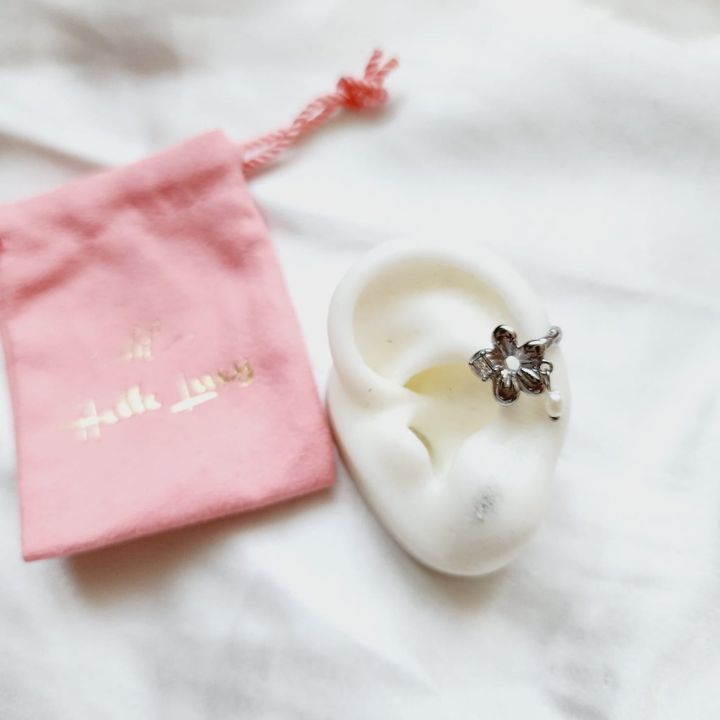 8KG gold flower and pearl stainless steel ear cuff, adjustable gold earcuff, 18KG gold color hollow out stainless steel ear cuff, adjustable gold earcuff, bold earcuff, golden earcuff, golden small earcuff, delicate earcuff, waterproof earcuff, hypoallergenic earcuff, earcuff for teenagers, cuban earrcuf, gold waterproof earcuff, stackable earcuff, christmas gift idea, valentine gift for her, bestie gift, best friend gift ideas, mix and match earcuff