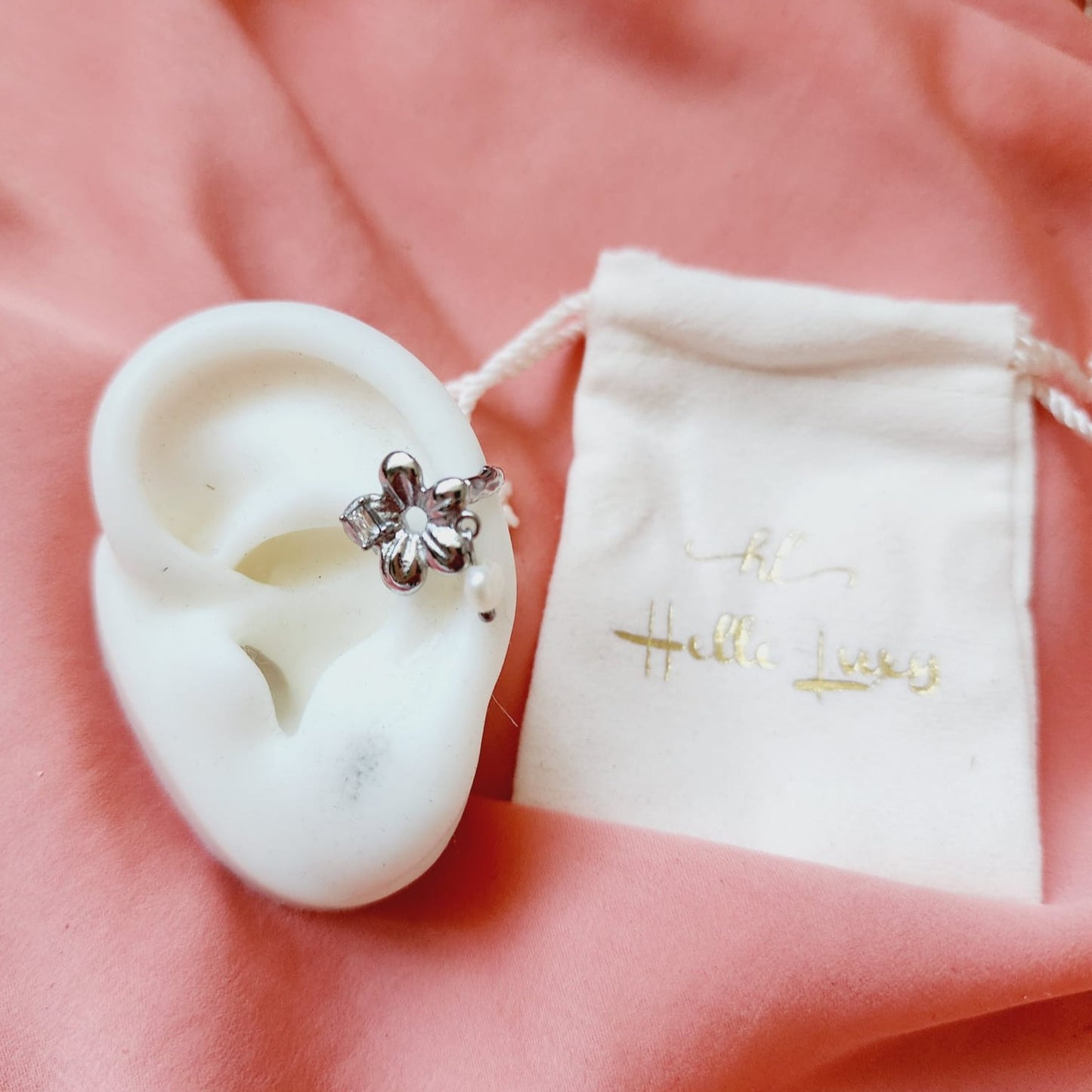 8KG gold flower and pearl stainless steel ear cuff, adjustable gold earcuff, 18KG gold color hollow out stainless steel ear cuff, adjustable gold earcuff, bold earcuff, golden earcuff, golden small earcuff, delicate earcuff, waterproof earcuff, hypoallergenic earcuff, earcuff for teenagers, cuban earrcuf, gold waterproof earcuff, stackable earcuff, christmas gift idea, valentine gift for her, bestie gift, best friend gift ideas, mix and match earcuff
