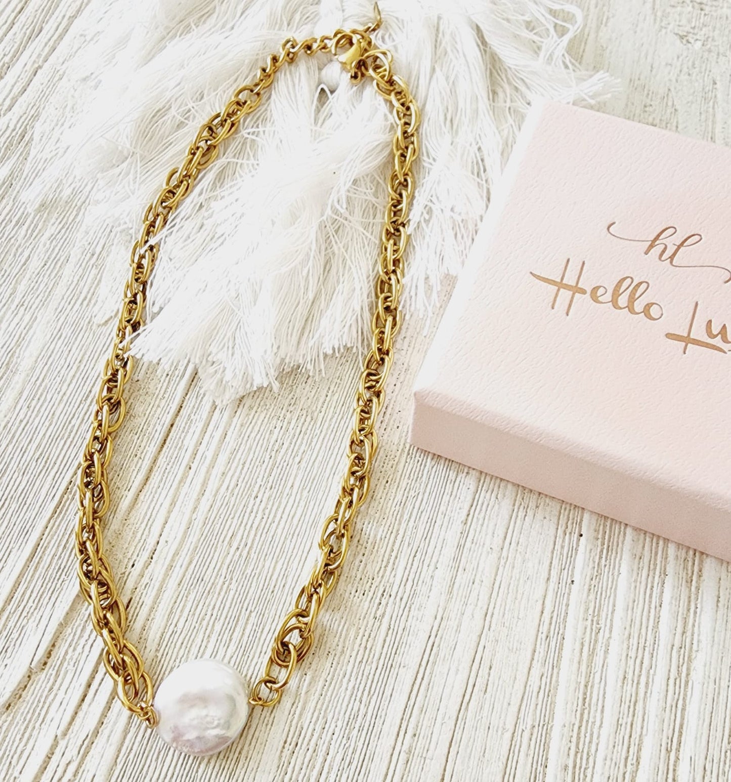 Baroque Pearls necklace, pearl necklace, lock necklace, pearls and lock necklace, Vintage Style, Elegant Mother of Pearl Geometric Gold Necklace, Handcrafted Geometric Gold Necklace with Mother of Pearl, Timeless Mother of Pearl Pendant Necklace in Gold, Vintage Set Vintage Outfit Vintage Necklaces
