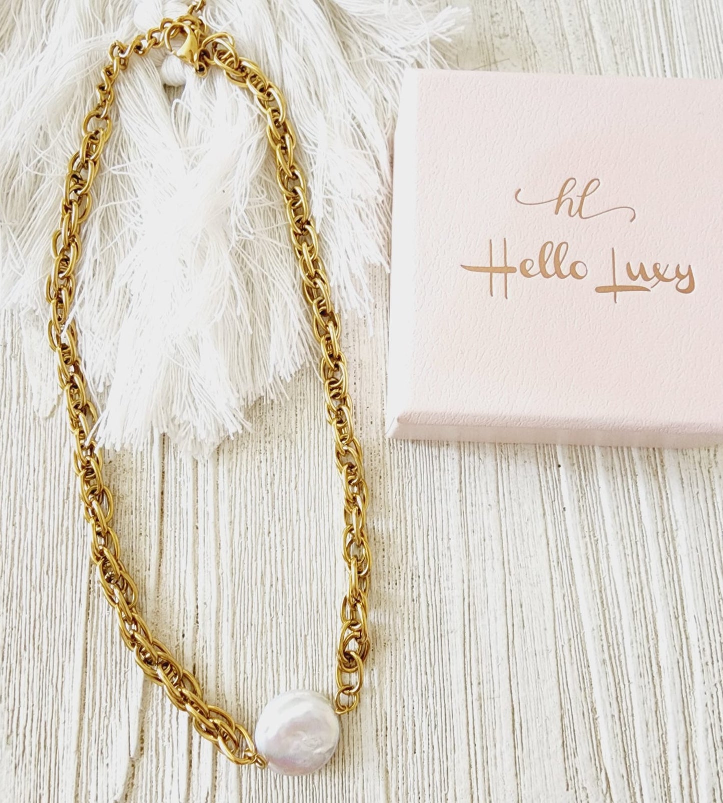 Baroque Pearls necklace, pearl necklace, lock necklace, pearls and lock necklace, Vintage Style, Elegant Mother of Pearl Geometric Gold Necklace, Handcrafted Geometric Gold Necklace with Mother of Pearl, Timeless Mother of Pearl Pendant Necklace in Gold, Vintage Set Vintage Outfit Vintage Necklaces