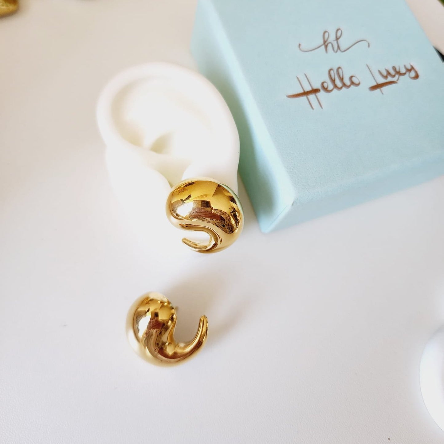 Bold golden studs, chunky golden studs, geometric jewelry, spiral earrings, spiral silver earrings, hearts silver medium earrings, Silver classy earrings, hearts earrings, self love earrings, silver chunky hearts earrings, two tones chunky earrings, hypoallergenic earrings, two tone everyday hoops, 18k gold plated earrings, Waterproof earrings, Silver and gold earrings, Durable earrings, Elegant earrings, Timeless design, aesthetic earrings, timeless earrings, Stylish jewelry, stylish earrings, Versatile