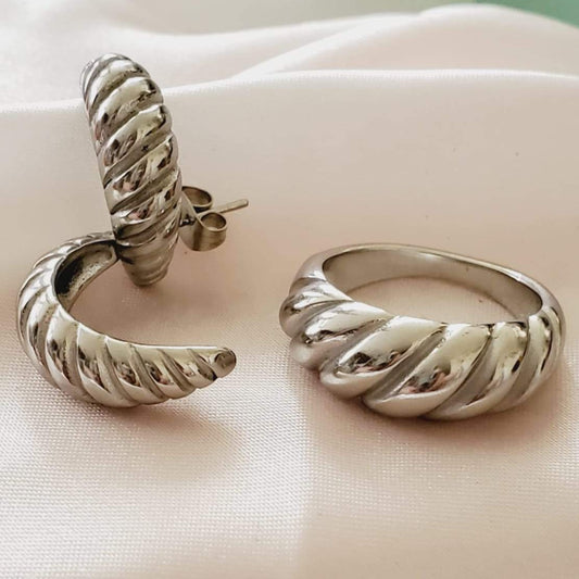 Water resistant jewelry, Hypoallergenic jewelry, tarnish free jewelry, Gold Plated Necklaces, Vintage Necklace, Minimalist Jewelry, Ellie Vail Jewelry, Ellie Vail Necklace, Hey Harper Jewelry, waterproof jewelry, cali tiger jewelry, cali tiger necklaces, 1980 jewelry, she is gold jewelry, kylie jenner necklace, Hello Luxy, Fine Jewelry, Tik Tok Jewelry, Tik Tok Fashion, Best Gift for wife, Wife best gift