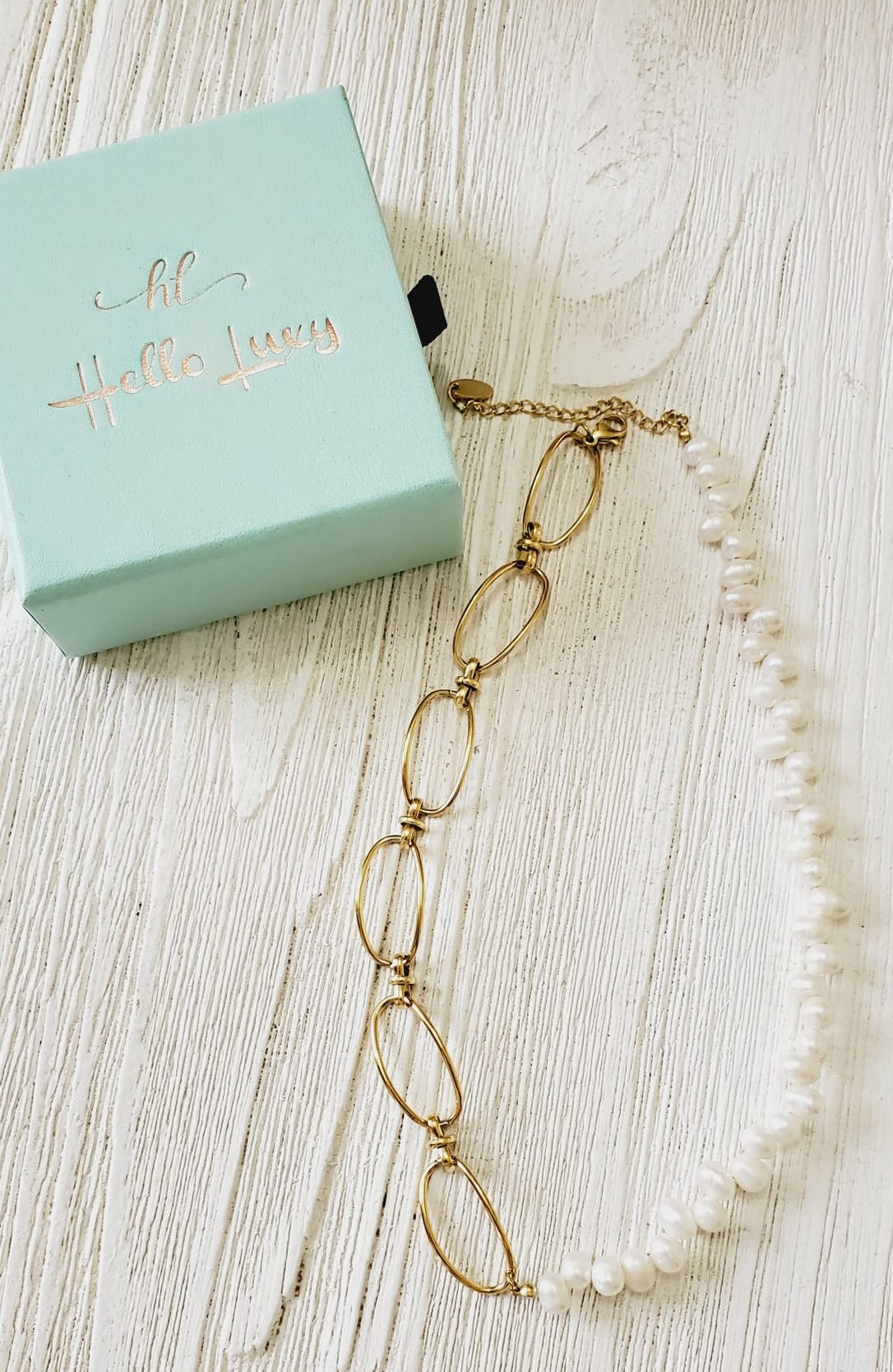 Pearls necklace, baroque necklace, 18k gold necklace, water resistant necklace, pearls and gold chain, gift for mom, jewelry for mom, mom gift guide, artizan joyeria, ellie vail jewelry, hello luxy, hello luxy jewelry