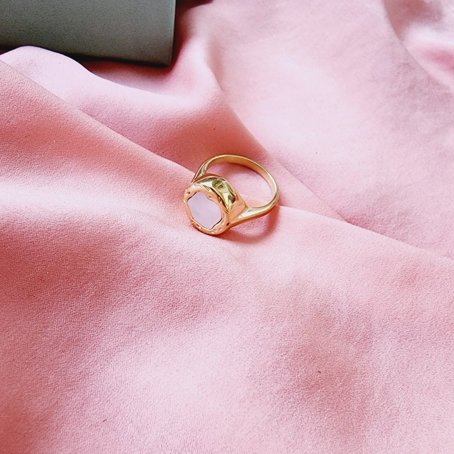 heart ring, chunky heart ring, promise ring, bold heart ring, valentine gift, jewelry gift for valentines, love ring, love jewelry, gift for wife, gift for friend, friendship gifts, self love ring, amor propio anillo, anillo de corazon, waterproof ring, waterproof jewelry, timeless jewelry, timeless ring, gift for girlfriend, soulmate ring, elegant ring, classy ring, dainty ring, everyday ring, must have ring, must have jewelry, mother pearl ring, nacar ring, pearl ring