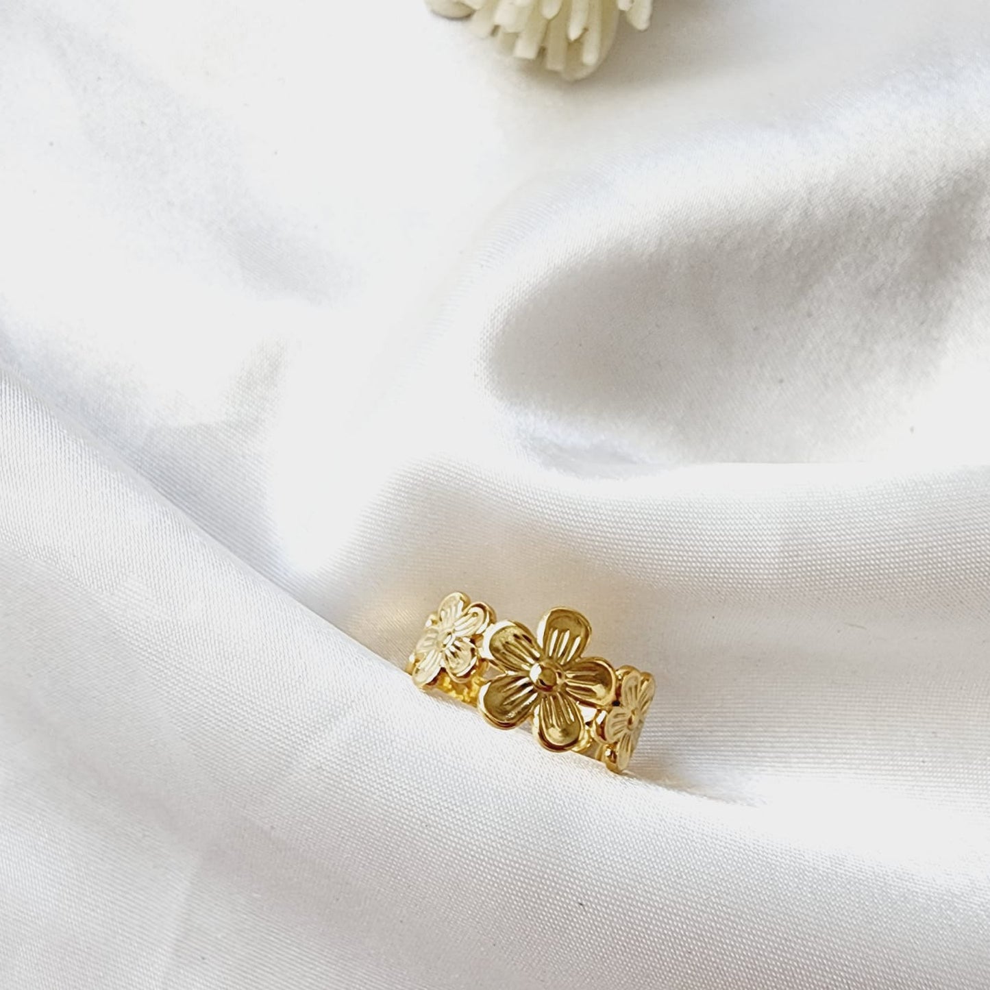 flower ring, small daisy adjustable ring, sunflower dainty ring, daisy stacking ring, plumerian ring, daisy ring, chunky sunflower ring, promise ring, bold heart ring, valentine gift, love ring, love jewelry, gift for wife, gift for friend, friendship gifts, self love ring, amor propio anillo, waterproof ring, waterproof jewelry, timeless jewelry, timeless ring, gift for girlfriend, soulmate ring, elegant ring, classy ring, dainty ring, everyday ring, must have ring, must have jewelry