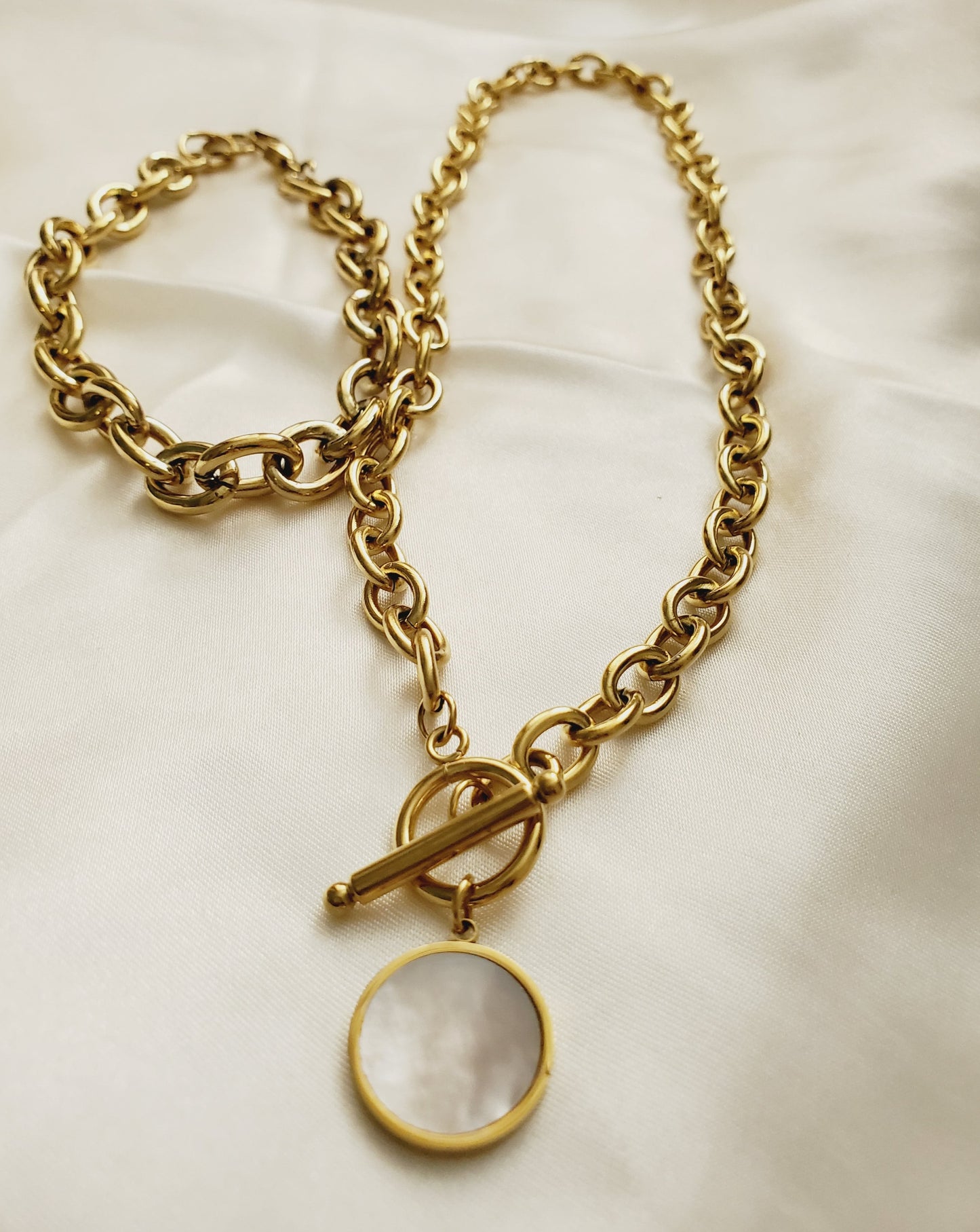 Baroque Pearls necklace, pearl necklace, lock necklace, pearls and lock necklace,  Vintage Style, Elegant Mother of Pearl Geometric Gold Necklace, Handcrafted Geometric Gold Necklace with Mother of Pearl, Timeless Mother of Pearl Pendant Necklace in Gold,   Vintage Set  Vintage Outfit  Vintage Necklaces