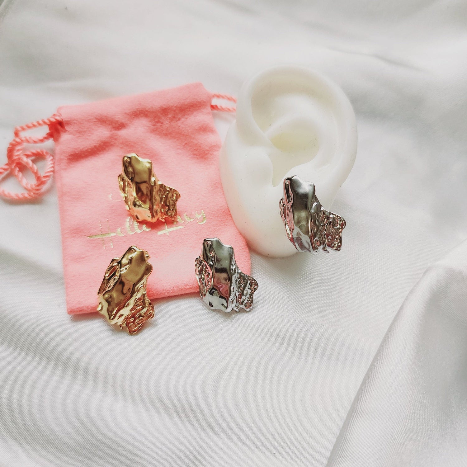 Bold golden studs, chunky golden studs, geometric jewelry, spiral earrings, spiral silver earrings, hearts silver medium earrings, Silver classy earrings, hearts earrings, self love earrings, silver chunky hearts earrings, two tones chunky earrings, hypoallergenic earrings, two tone everyday hoops, 18k gold plated earrings, Waterproof earrings, Silver and gold earrings, Durable earrings, Elegant earrings, Timeless design, aesthetic earrings, timeless earrings, Stylish jewelry, stylish earrings, Versatile je