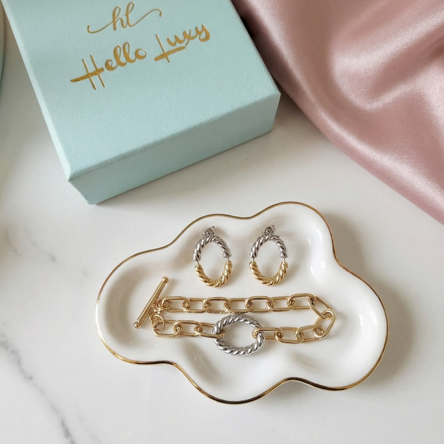 vintage two tone Geometric two tone earrings and bracelet, bold two tone circular necklace and bracelet, chunky two tone necklace and bracelet, infinity necklace and bracelet,  Silver Geometric necklace and bracelets, Gold Geometric necklace and earrings

Water Resistant Necklace

Water Resistant Jewelry

Water Resistant