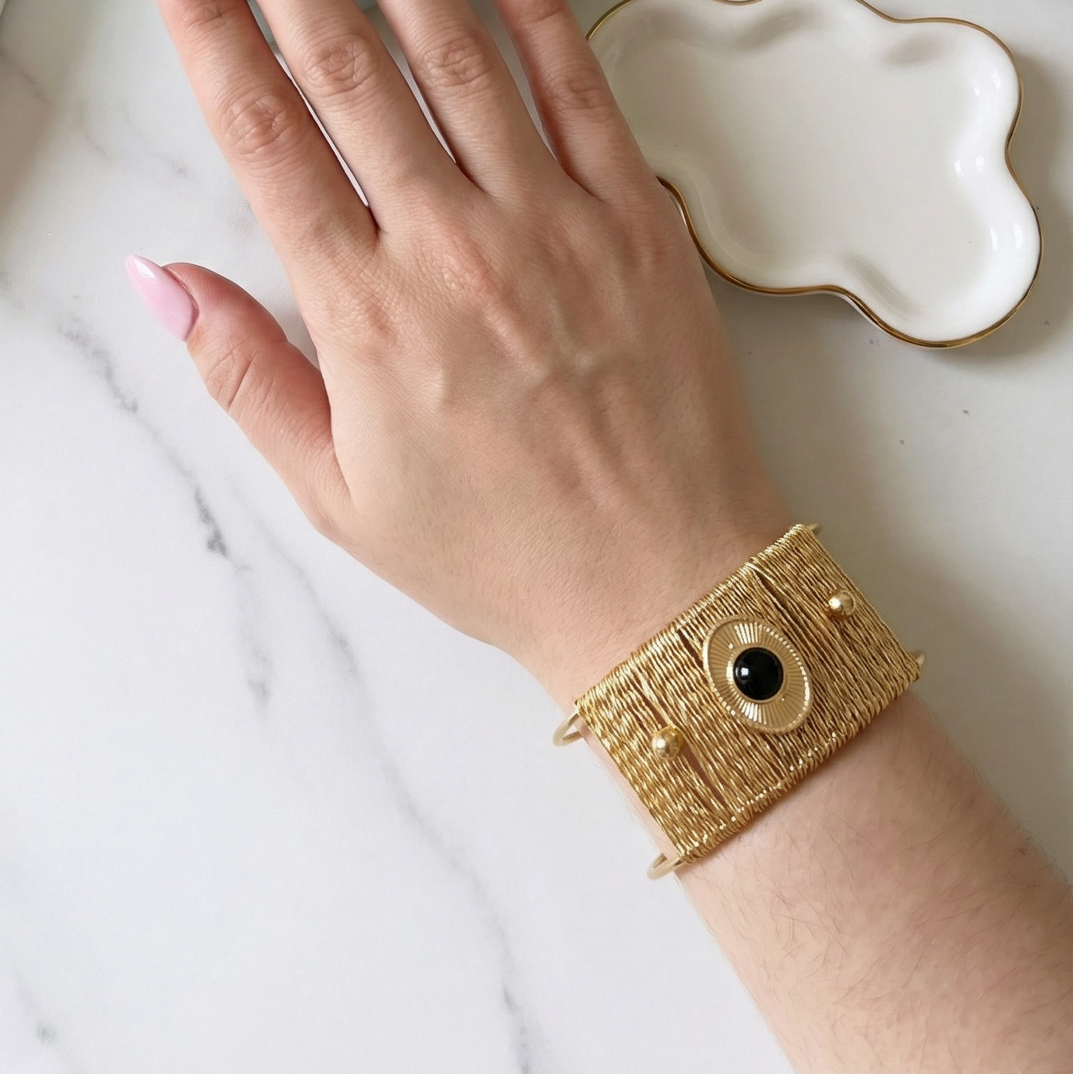 Edgy sun black and gold Bangles, Interlocked black and gold Bangle, Mesh bold Bracelet with black stone, Textured bangles, classy two tone bangles, 18k waterproof bangles, 18k gold waterproof bangles, long lasting bracelets, long lasting vintage jewelry, christmas gift for her, timeless bracelets, timeless waterproof jewelry, ellie vail jewelry dupe, missoma jewelry dupe