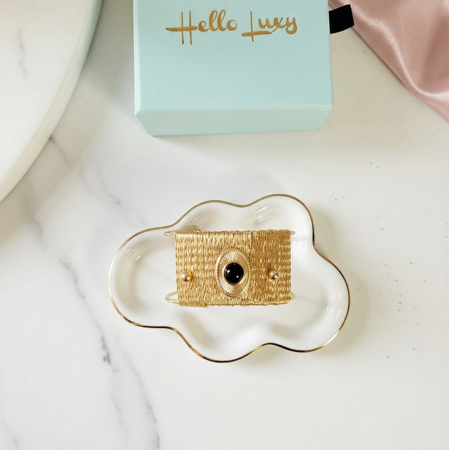 Edgy sun black and gold Bangles, Interlocked black and gold Bangle, Mesh bold Bracelet with black stone, Textured bangles, classy two tone bangles, 18k waterproof bangles, 18k gold waterproof bangles, long lasting bracelets, long lasting vintage jewelry, christmas gift for her, timeless bracelets, timeless waterproof jewelry, ellie vail jewelry dupe, missoma jewelry dupe