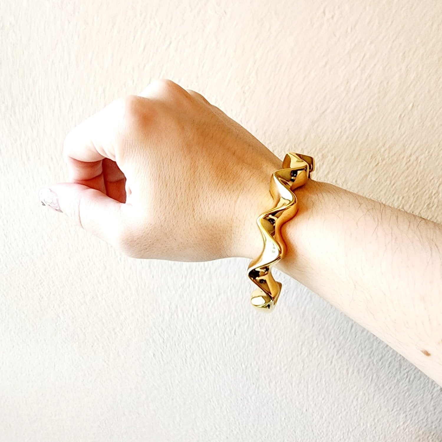 Gold bracelet,  gold wave Bangle, Bold waterproof bracelets, Fashion Gold Titanium Steel U-shaped Horseshoe Buckle Bracelet, Shoehorse Gold Cuban Bangle, 14k Shoe horse bangle, Bracelet for Women women, 7mm Wide 14K Gold / 18K Gold / White Gold Plated Diamond Cut Curb Chain Bracelets for Women, Hip Hop14K Gold Plated Finished Miami Cuban Link, electroplated the 14K gold bracelet, Tarnish free bold bracelet,