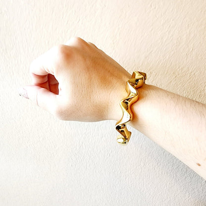 Gold bracelet,  gold wave Bangle, Bold waterproof bracelets, Fashion Gold Titanium Steel U-shaped Horseshoe Buckle Bracelet, Shoehorse Gold Cuban Bangle, 14k Shoe horse bangle, Bracelet for Women women, 7mm Wide 14K Gold / 18K Gold / White Gold Plated Diamond Cut Curb Chain Bracelets for Women, Hip Hop14K Gold Plated Finished Miami Cuban Link, electroplated the 14K gold bracelet, Tarnish free bold bracelet,