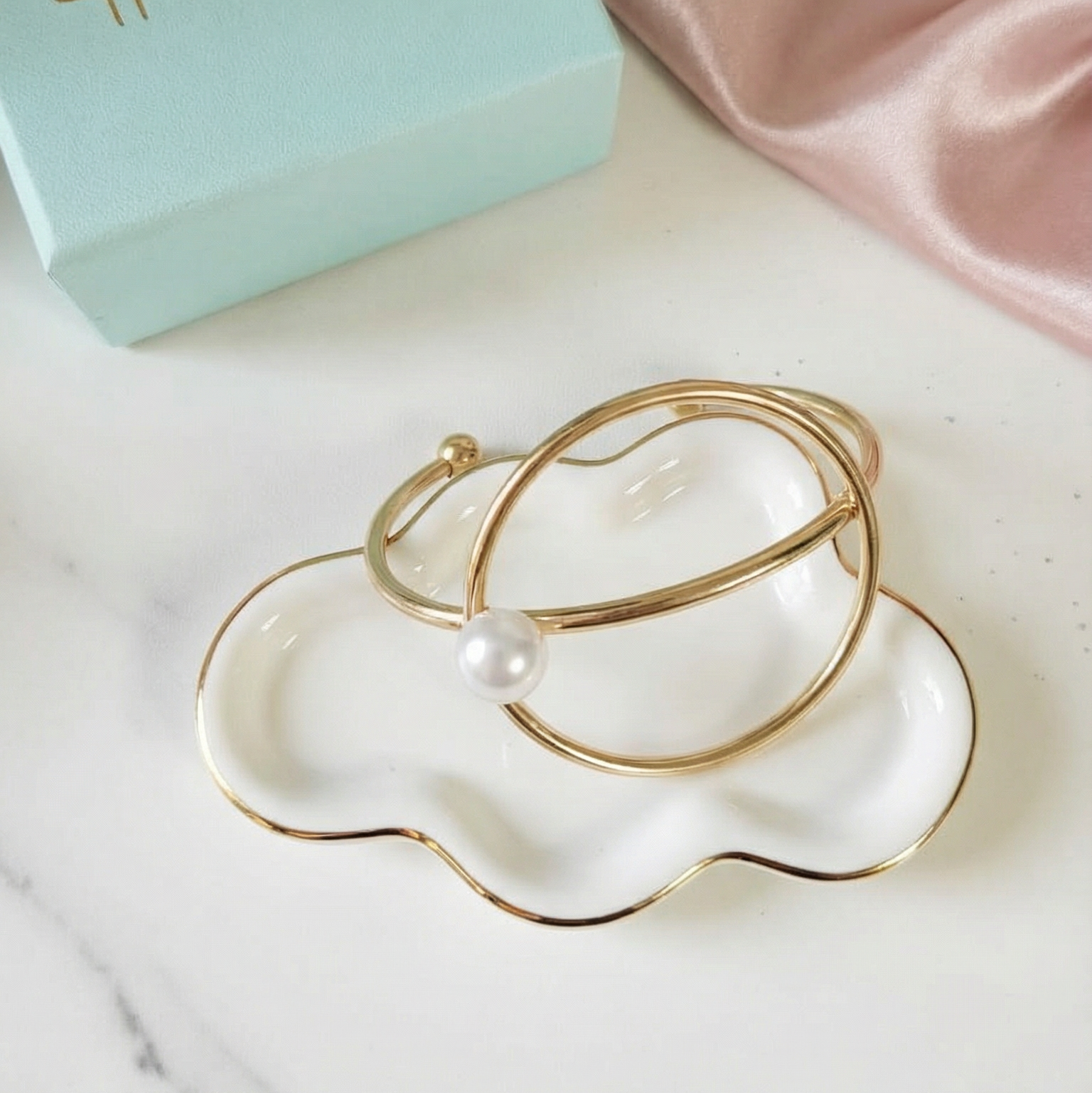 Chunky Geometric Pearls Bangles, Geometric Circular Pearl Bangle, Circular Bold bold Bracelets, Chunky Unique Swirl Pearls Bangles, Swirl Pearl Bangle, Swirl Bold bold Bracelets, Textured bangles, classy two tone bangles, 18k waterproof bangles, 18k gold waterproof bangles, long lasting bracelets, long lasting vintage jewelry, christmas gift for her, timeless bracelets, timeless waterproof jewelry, ellie vail jewelry dupe, missoma jewelry dupe