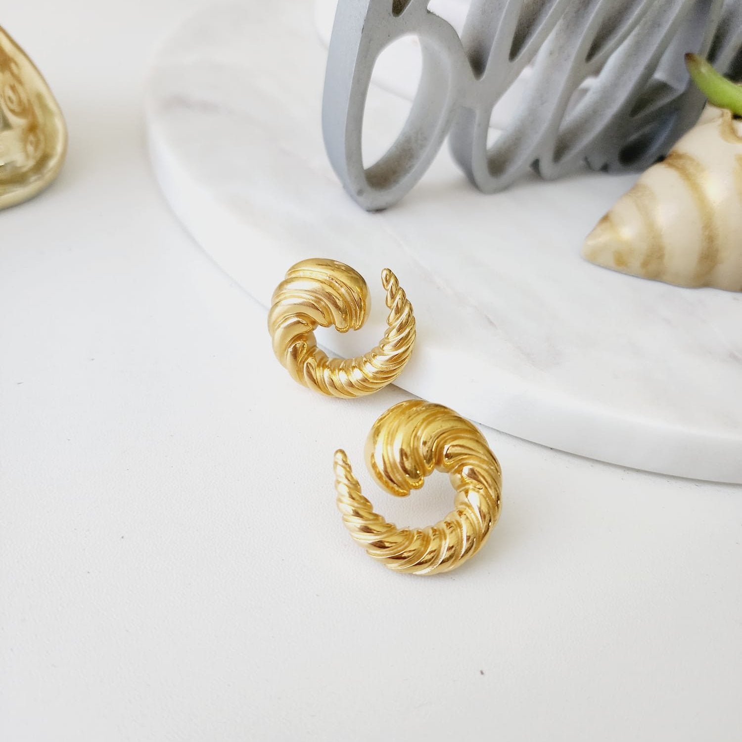 Bold golden studs, chunky golden studs, geometric jewelry, spiral earrings, spiral silver earrings, hearts silver medium earrings, Silver classy earrings, hearts earrings, self love earrings, silver chunky hearts earrings, two tones chunky earrings, hypoallergenic earrings, two tone everyday hoops, 18k gold plated earrings, Waterproof earrings, Silver and gold earrings, Durable earrings, Elegant earrings, Timeless design, aesthetic earrings, timeless earrings, Stylish jewelry, stylish earrings, Versatile je