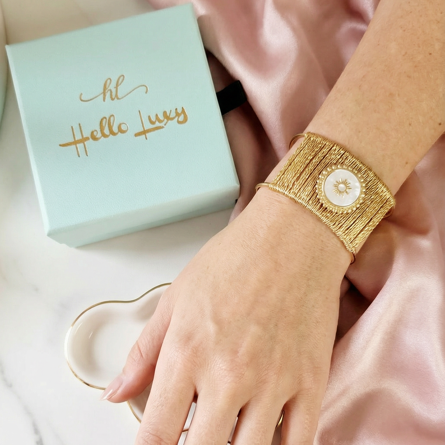 Edgy sun white and gold Bangles, Interlocked Bangle, Mesh bold Bracelets, Textured bangles, classy two tone bangles, 18k waterproof bangles, 18k gold waterproof bangles, long lasting bracelets, long lasting vintage jewelry, christmas gift for her, timeless bracelets, timeless waterproof jewelry, ellie vail jewelry dupe, missoma jewelry dupe