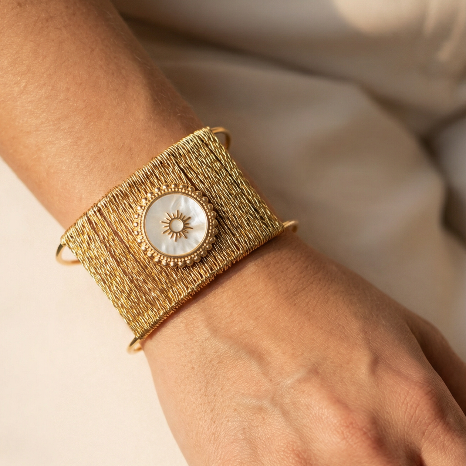 Edgy sun white and gold Bangles, Interlocked Bangle, Mesh bold Bracelets, Textured bangles, classy two tone bangles, 18k waterproof bangles, 18k gold waterproof bangles, long lasting bracelets, long lasting vintage jewelry, christmas gift for her, timeless bracelets, timeless waterproof jewelry, ellie vail jewelry dupe, missoma jewelry dupe