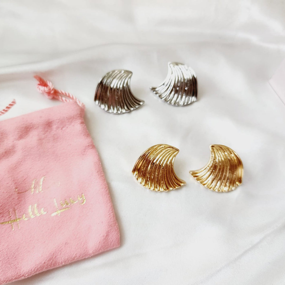 Bold golden studs, chunky golden studs, geometric jewelry, spiral earrings, spiral silver earrings, hearts silver medium earrings, Silver classy earrings, hearts earrings, self love earrings, silver chunky hearts earrings, two tones chunky earrings, hypoallergenic earrings, two tone everyday hoops, 18k gold plated earrings, Waterproof earrings, Silver and gold earrings, Durable earrings, Elegant earrings, Timeless design, aesthetic earrings, timeless earrings, Stylish jewelry, stylish earrings, Versatile je