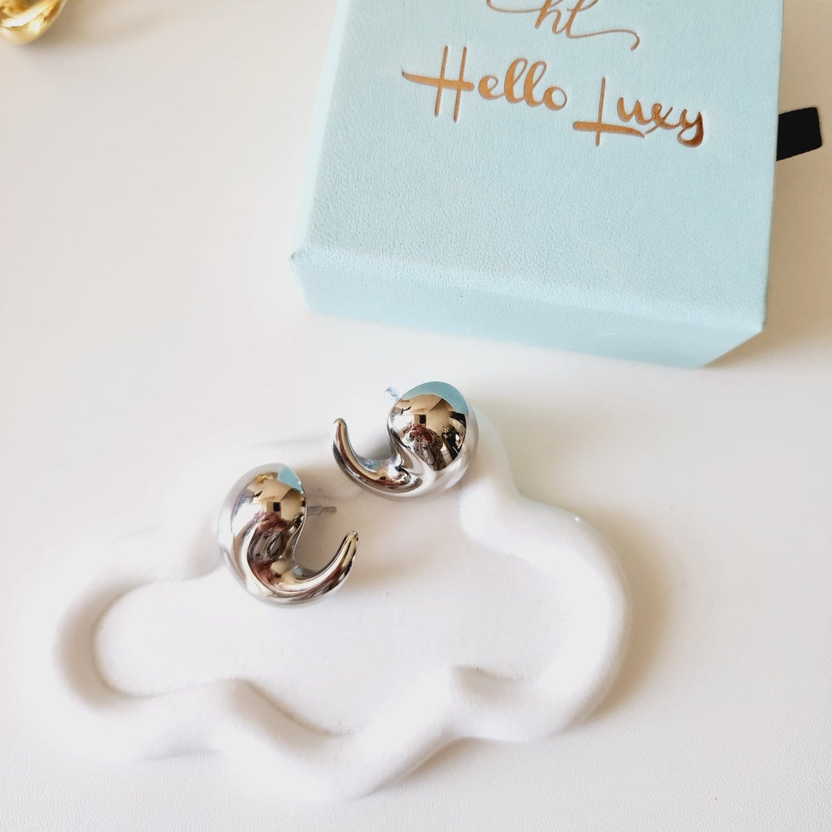 Bold golden studs, chunky golden studs, geometric jewelry, spiral earrings, spiral silver earrings, hearts silver medium earrings, Silver classy earrings, hearts earrings, self love earrings, silver chunky hearts earrings, two tones chunky earrings, hypoallergenic earrings, two tone everyday hoops, 18k gold plated earrings, Waterproof earrings, Silver and gold earrings, Durable earrings, Elegant earrings, Timeless design, aesthetic earrings, timeless earrings, Stylish jewelry, stylish earrings, Versatile je