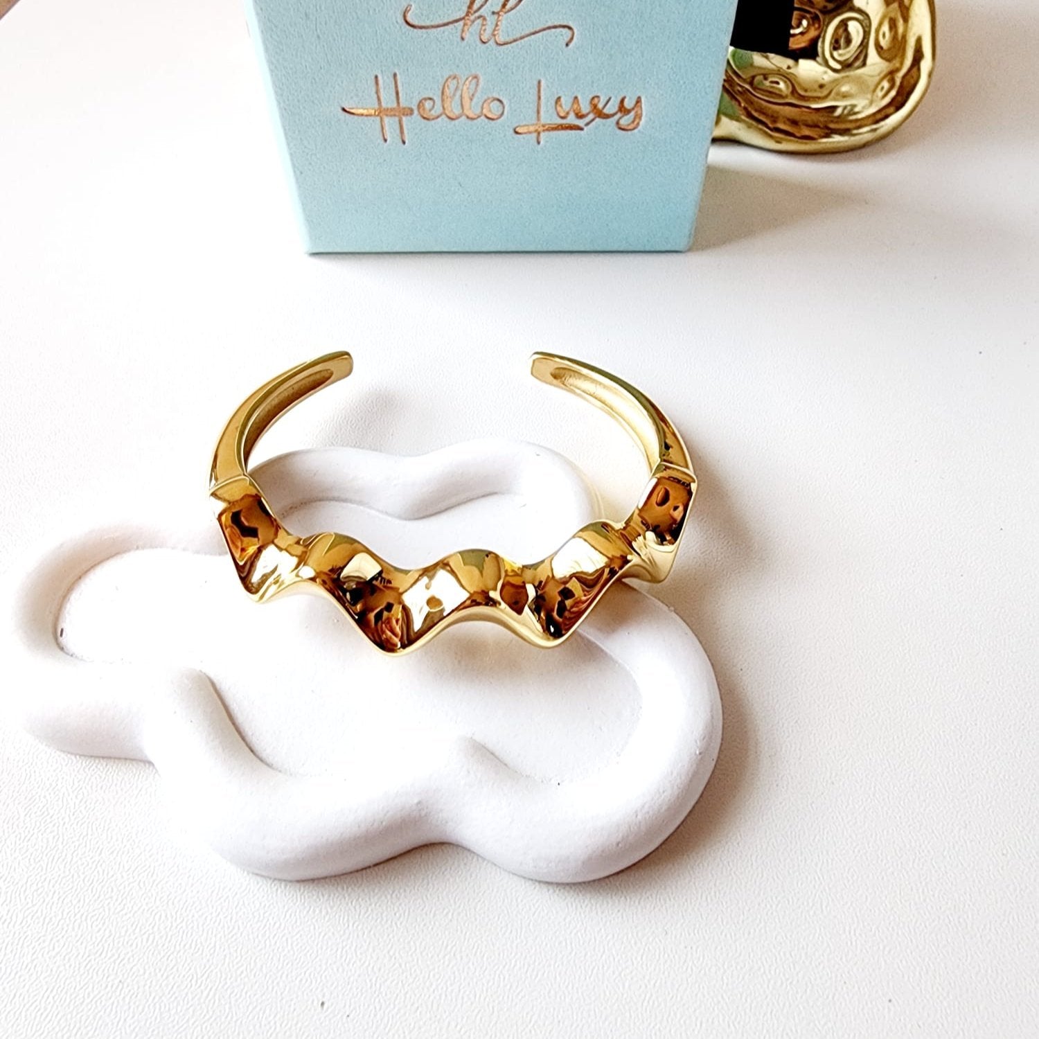 Gold bracelet,  gold wave Bangle, Bold waterproof bracelets, Fashion Gold Titanium Steel U-shaped Horseshoe Buckle Bracelet, Shoehorse Gold Cuban Bangle, 14k Shoe horse bangle, Bracelet for Women women, 7mm Wide 14K Gold / 18K Gold / White Gold Plated Diamond Cut Curb Chain Bracelets for Women, Hip Hop14K Gold Plated Finished Miami Cuban Link, electroplated the 14K gold bracelet, Tarnish free bold bracelet,