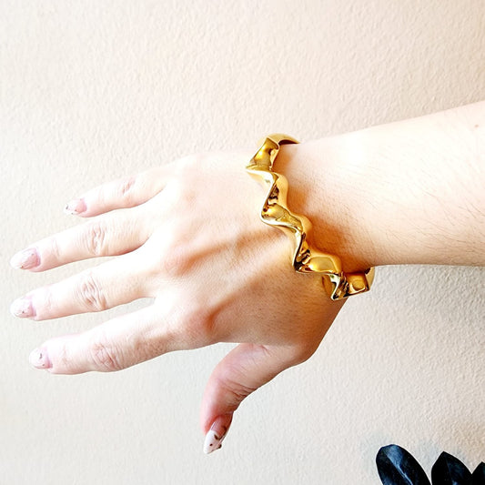 Gold bracelet,  gold wave Bangle, Bold waterproof bracelets, Fashion Gold Titanium Steel U-shaped Horseshoe Buckle Bracelet, Shoehorse Gold Cuban Bangle, 14k Shoe horse bangle, Bracelet for Women women, 7mm Wide 14K Gold / 18K Gold / White Gold Plated Diamond Cut Curb Chain Bracelets for Women, Hip Hop14K Gold Plated Finished Miami Cuban Link, electroplated the 14K gold bracelet, Tarnish free bold bracelet,
