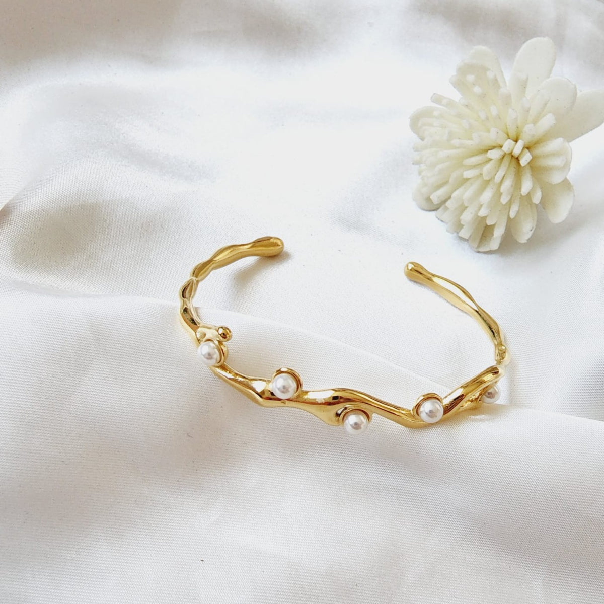 Pearl Bangle, bracelet Gold Filled Jewelry, Pearl classy bangle, pearl bracelets, pearl gold bracelet, Gold Cuban Link Bracelet for Women Men, 7mm Wide 14K Gold / 18K Gold / White Gold Plated Diamond Cut Curb Chain Bracelets for Women, Hip Hop14K Gold Plated Finished Miami Cuban Link, electroplated the 14K gold bracelet, Tarnish free bold bracelet, 15mm Miami Curb Cuban Link Chain Bracelet 24k Real Gold Plated, Lifetime Jewelry, waterproof Gold Plated Bracelet