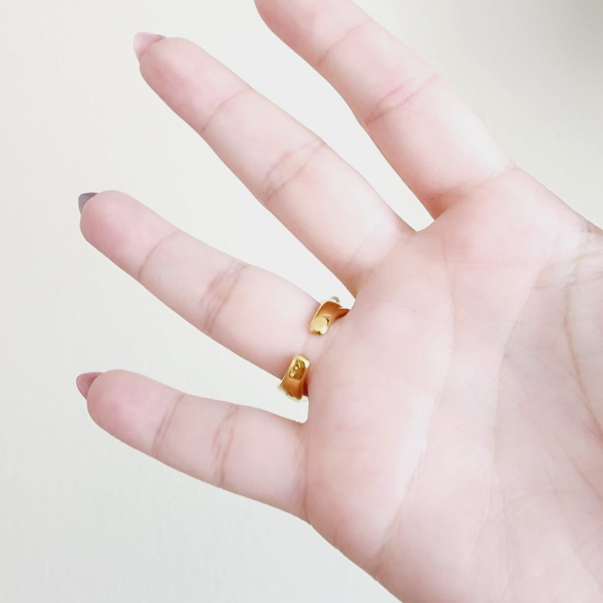 Pearl Gold Ring, Elegant Ring, Wavy ring, trendy pearl waterproof ring, Water Resistant ring, waterproof ring, tarnish free gold ring, 18k gold plated and pearl ring, baroque ring, thick pearl gold ring, Pearl ring, Minimalist ring,Thin ring , Mother Pearl ring, Simple ring, stacking ring, gift for her, Dainty ring, Shiny ring, Classy Pearl Ring, baroque 18 gold ring, pearl bold ring, pearl statement gold ring, pearl chunky ring, Nacar Gold Ring