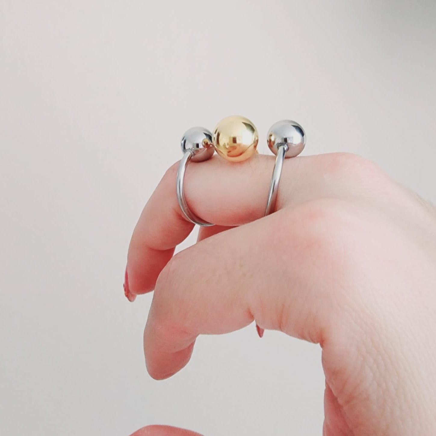 Spiral Ball Ring, Spiral Ball double tone ring, double tone ring, chunky silver and gold ring, promise ring, bold double tone ring, valentine gift, jewelry gift for valentines, love ring, love jewelry, gift for wife, gift for friend, friendship gifts, self love ring, amor propio anillo, anillo de corazon, waterproof ring, waterproof jewelry, timeless jewelry, timeless ring, gift for girlfriend, soulmate ring, elegant ring, classy ring, dainty ring, everyday ring, must have ring, must have jewelry