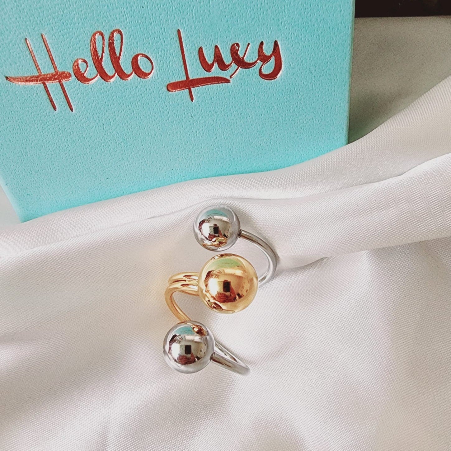 Spiral Ball Ring, Spiral Ball double tone ring, double tone ring, chunky silver and gold ring, promise ring, bold double tone ring, valentine gift, jewelry gift for valentines, love ring, love jewelry, gift for wife, gift for friend, friendship gifts, self love ring, amor propio anillo, anillo de corazon, waterproof ring, waterproof jewelry, timeless jewelry, timeless ring, gift for girlfriend, soulmate ring, elegant ring, classy ring, dainty ring, everyday ring, must have ring, must have jewelry