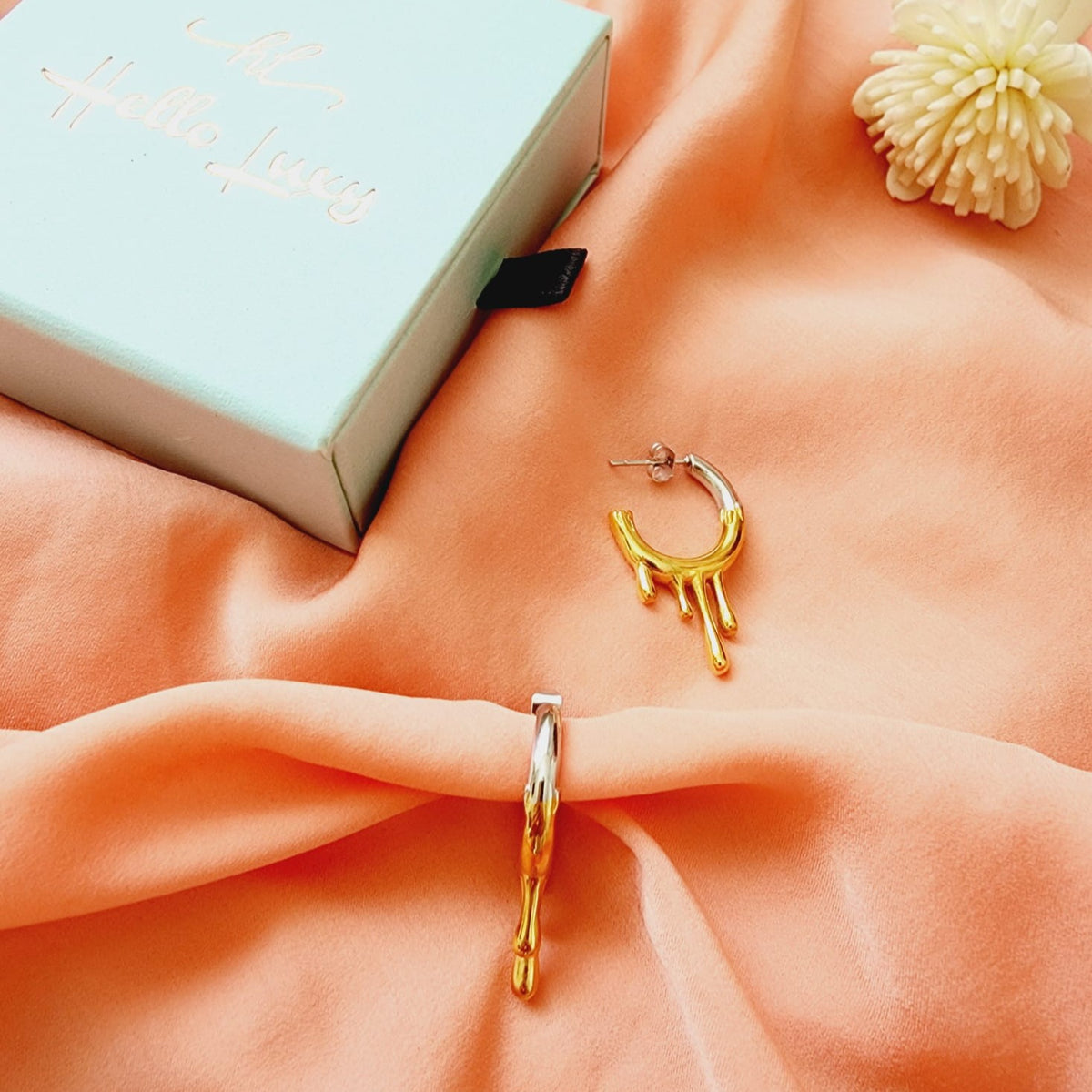 Dripping two tone hoops, geometric two tone earrings, two tone medium earrings, two tone classy earrings, vintage two tone earrings, long lasting two tone earrings, two tone chunky earrings, two tones chunky earrings, hypoallergenic earrings, two tone everyday studs, 18k gold plated earrings, Waterproof earrings, Silver and gold earrings, Durable earrings, Elegant earrings, Timeless design, aesthetic earrings, timeless earrings