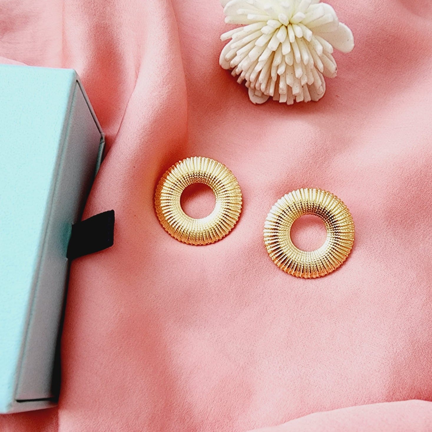 geometric earrings, Circular gold medium earrings, Gold Circular vintage earrings, classy earrings, circular dainty earrings, vintage golden studs, golden chunky circular earrings, Dainty chunky earrings, hypoallergenic earrings, Golden everyday studs, 18k gold plated earrings, Waterproof earrings, gold rounded earrings, Durable earrings, Elegant earrings, Timeless design, aesthetic earrings, timeless earrings, Stylish jewelry, stylish earrings, Versatile jewelry, Bold Earrings, chunky earrings