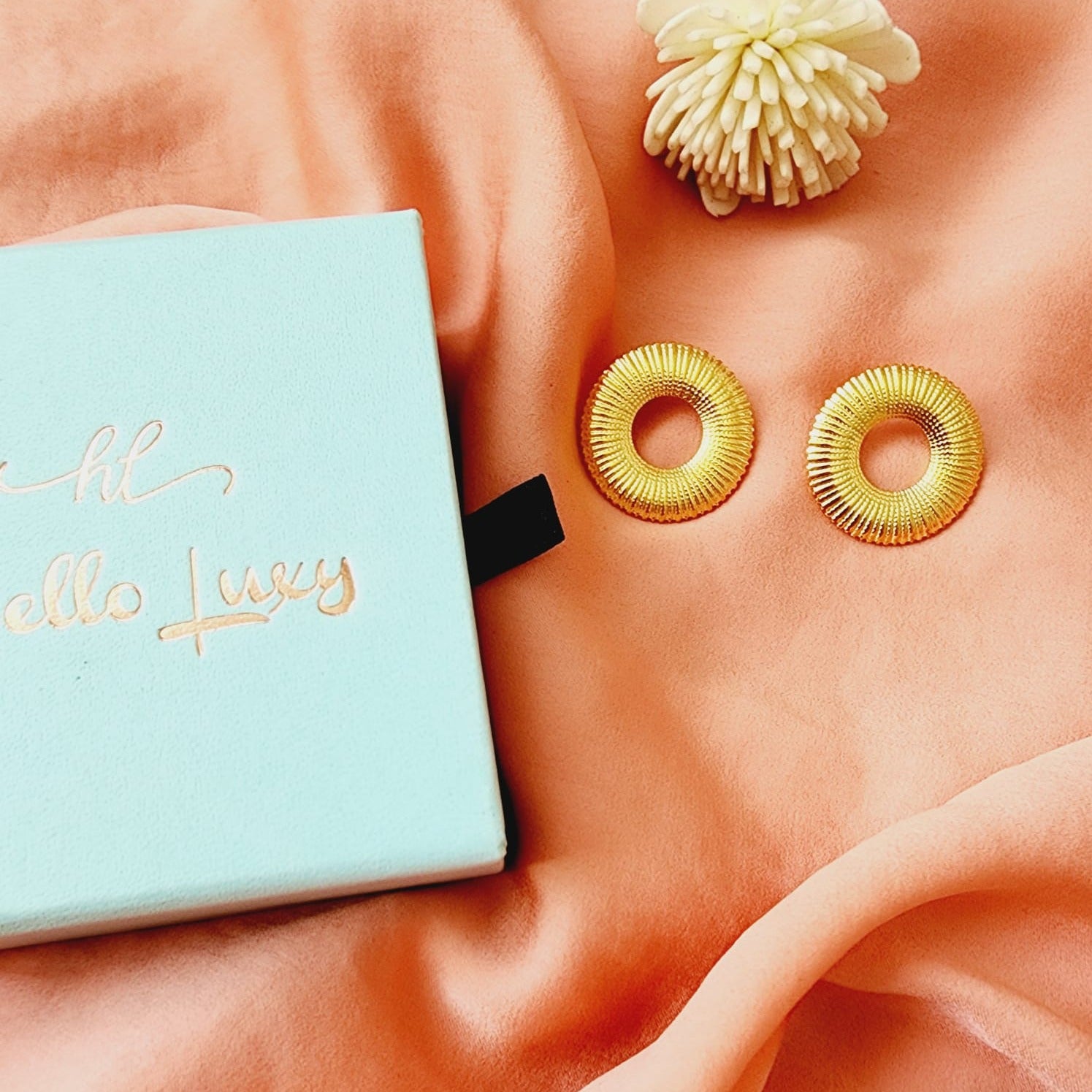 geometric earrings, Circular gold medium earrings, Gold Circular vintage earrings, classy earrings, circular dainty earrings, vintage golden studs, golden chunky circular earrings, Dainty chunky earrings, hypoallergenic earrings, Golden everyday studs, 18k gold plated earrings, Waterproof earrings, gold rounded earrings, Durable earrings, Elegant earrings, Timeless design, aesthetic earrings, timeless earrings, Stylish jewelry, stylish earrings, Versatile jewelry, Bold Earrings, chunky earrings