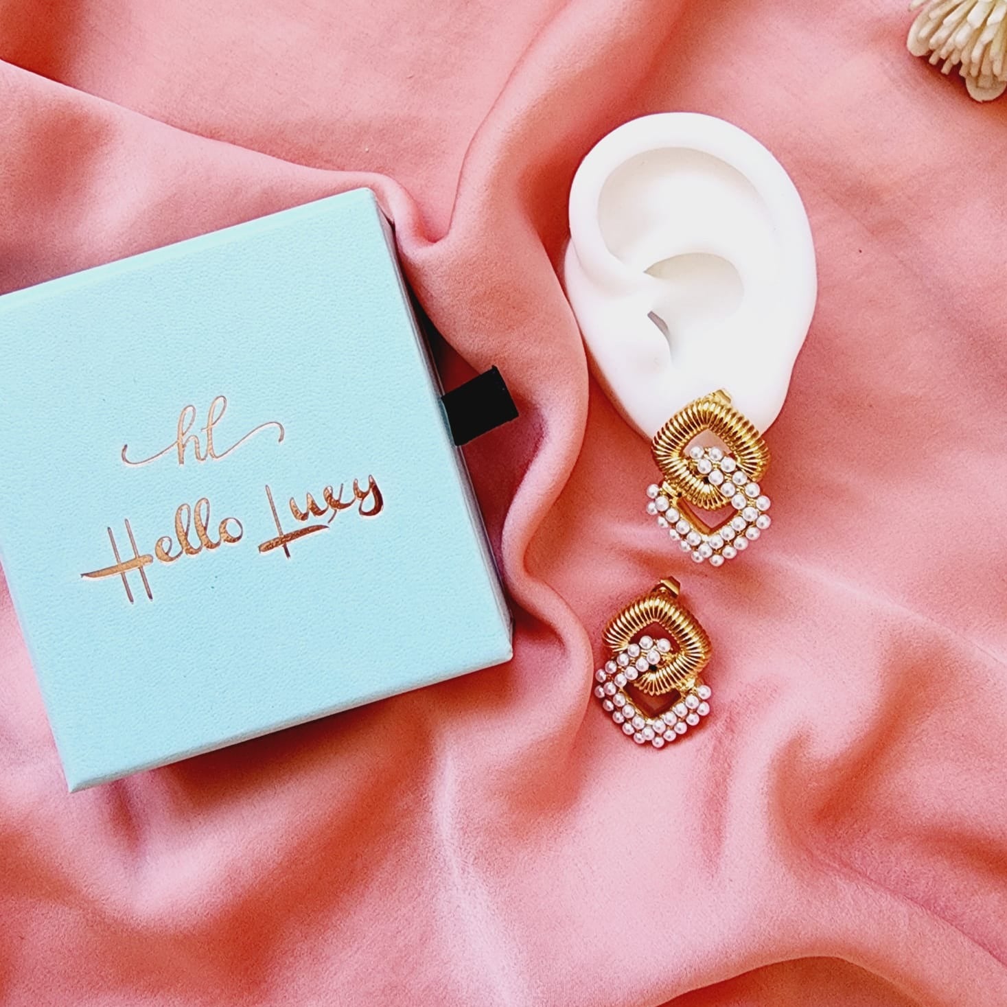 geometric earrings, diamond gold medium earrings, Gold diamond vintage pearls earrings, Vintage pearls earrings, classy earrings, circular dainty earrings, vintage golden studs, golden chunky circular earrings, Dainty chunky earrings, hypoallergenic earrings, Golden everyday studs, 18k gold plated earrings, Waterproof earrings, gold rounded earrings, Durable earrings, Elegant earrings, Timeless design, aesthetic earrings, timeless earrings, Stylish jewelry, stylish earrings, Versatile jewelry