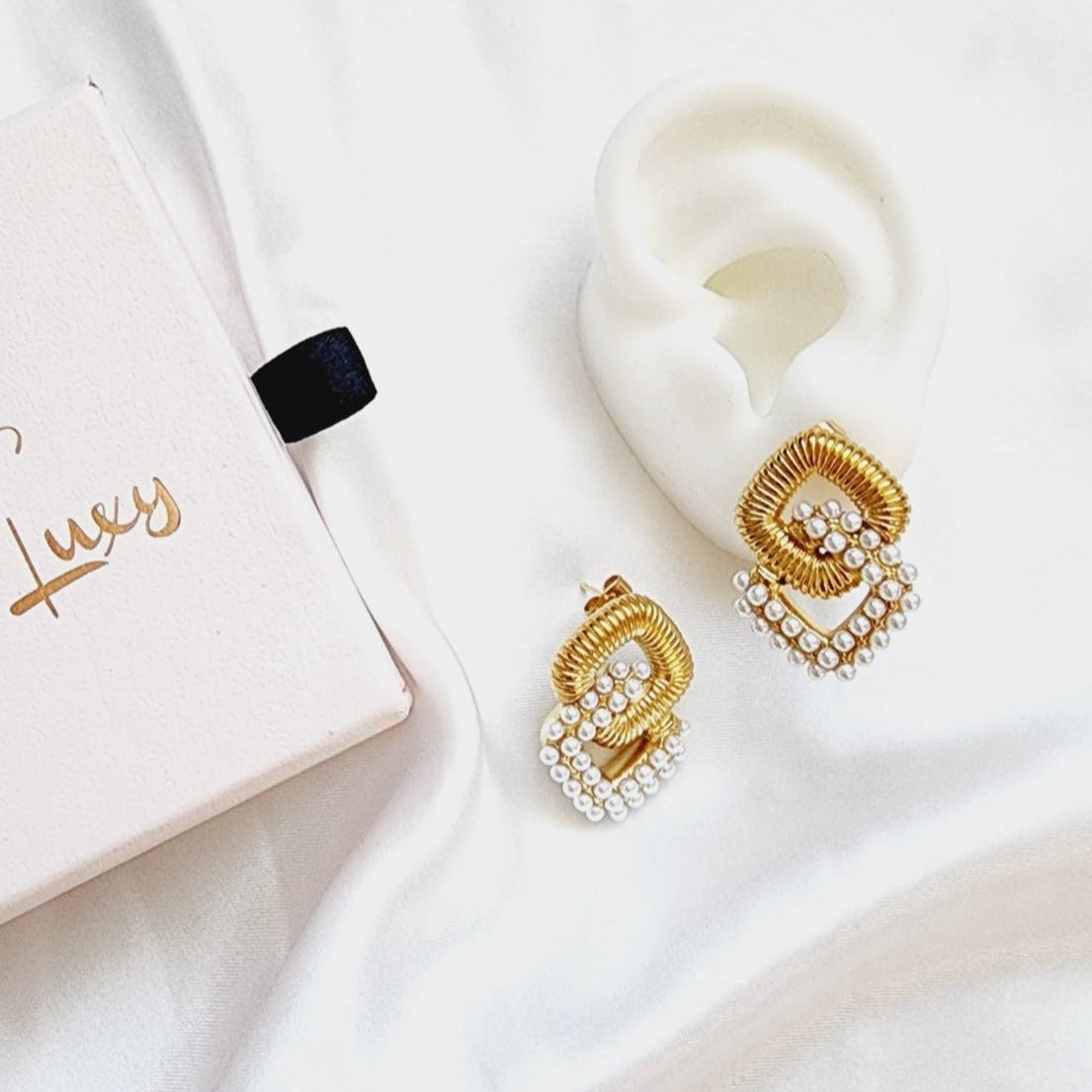 geometric earrings, diamond gold medium earrings, Gold diamond vintage pearls earrings, Vintage pearls earrings, classy earrings, circular dainty earrings, vintage golden studs, golden chunky circular earrings, Dainty chunky earrings, hypoallergenic earrings, Golden everyday studs, 18k gold plated earrings, Waterproof earrings, gold rounded earrings, Durable earrings, Elegant earrings, Timeless design, aesthetic earrings, timeless earrings, Stylish jewelry, stylish earrings, Versatile jewelry