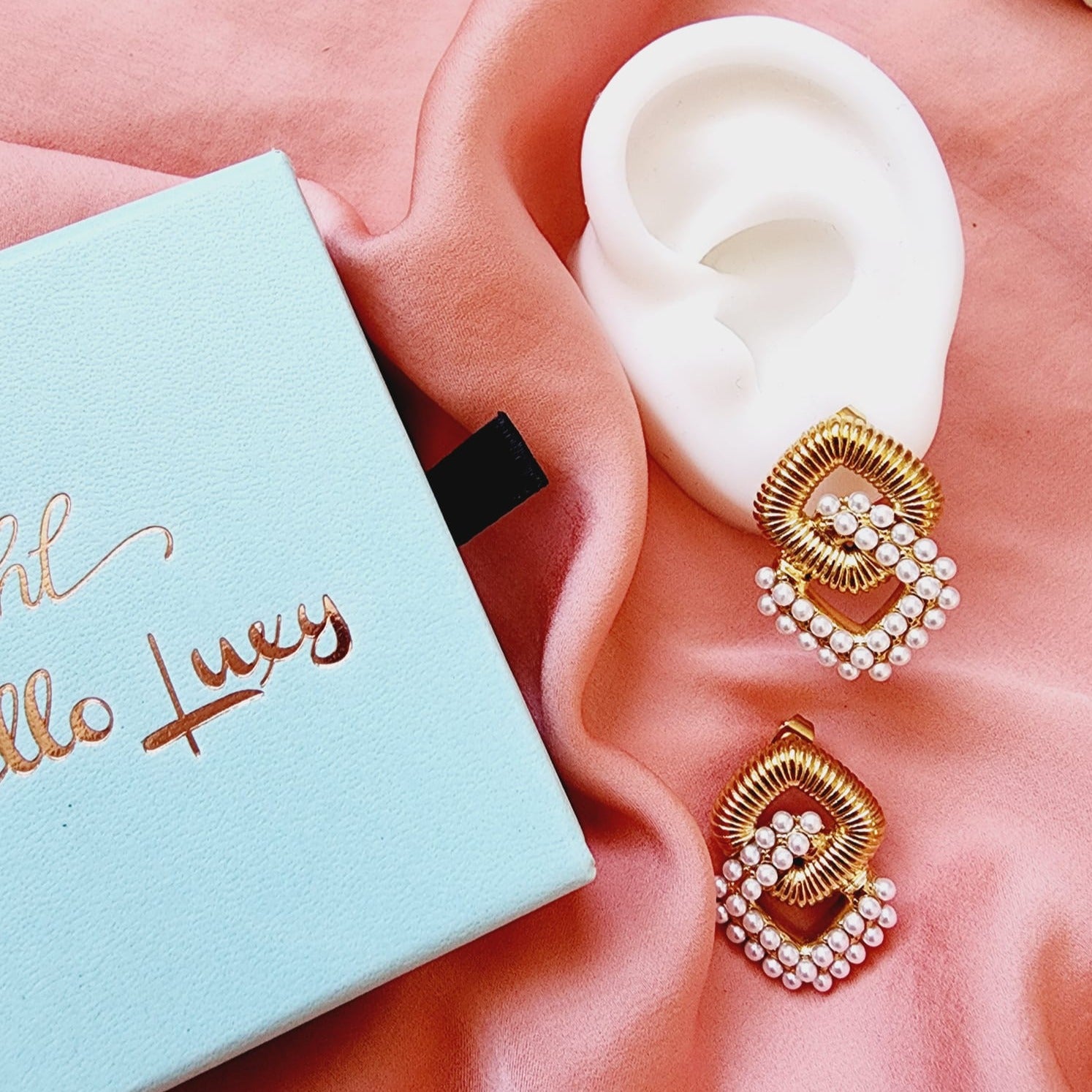 geometric earrings, diamond gold medium earrings, Gold diamond vintage pearls earrings, Vintage pearls earrings, classy earrings, circular dainty earrings, vintage golden studs, golden chunky circular earrings, Dainty chunky earrings, hypoallergenic earrings, Golden everyday studs, 18k gold plated earrings, Waterproof earrings, gold rounded earrings, Durable earrings, Elegant earrings, Timeless design, aesthetic earrings, timeless earrings, Stylish jewelry, stylish earrings, Versatile jewelry