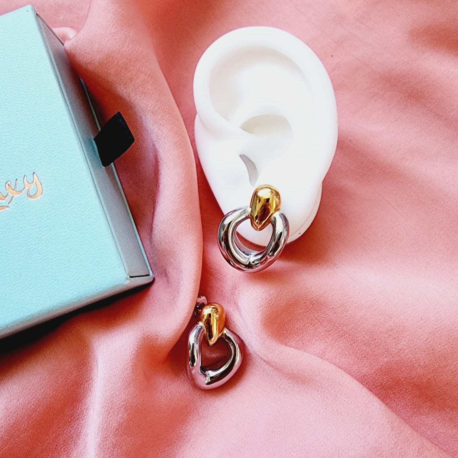 geometric two tone earrings, two tone medium earrings, two tone classy earrings, vintage two tone earrings, long lasting two tone earrings, two tone chunky earrings, two tones chunky earrings, hypoallergenic earrings, two tone everyday studs, 18k gold plated earrings, Waterproof earrings, Silver and gold earrings, Durable earrings, Elegant earrings, Timeless design, aesthetic earrings, timeless earrings, Stylish jewelry