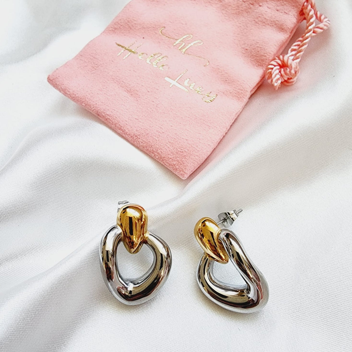 geometric two tone earrings, two tone medium earrings, two tone classy earrings, vintage two tone earrings, long lasting two tone earrings, two tone chunky earrings, two tones chunky earrings, hypoallergenic earrings, two tone everyday studs, 18k gold plated earrings, Waterproof earrings, Silver and gold earrings, Durable earrings, Elegant earrings, Timeless design, aesthetic earrings, timeless earrings, Stylish jewelry