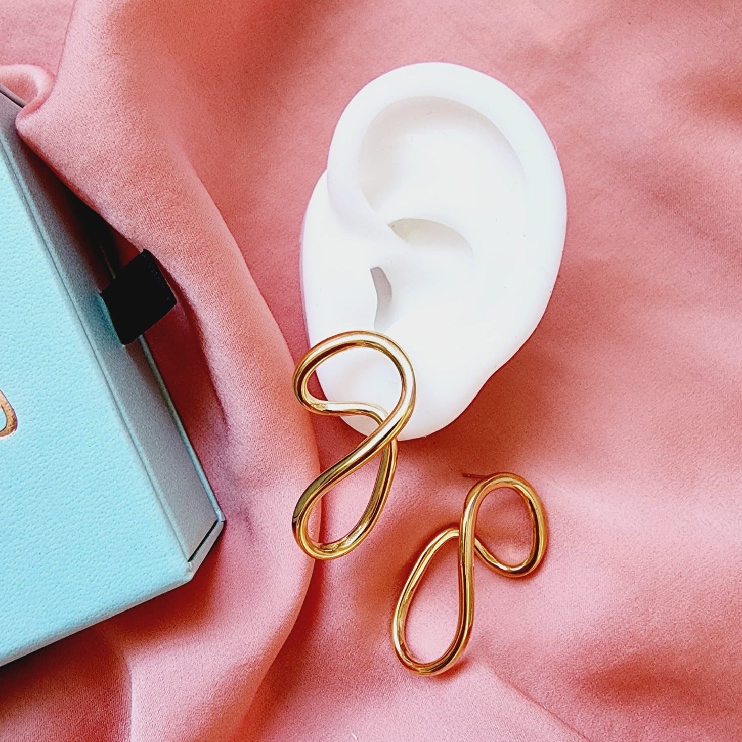 geometric line shape earrings, Unique geometric earrings, silver earrings, hypoallergenic earrings, teardrop maxi studs, 18k gold plated earrings, Waterproof earrings, Silver and gold earrings, Durable earrings, Elegant earrings, Timeless design, aesthetic earrings, timeless earrings, Stylish jewelry, stylish earrings, Versatile jewelry, Bold Earrings, chunky earrings, Bottega Tear drop earrings, Bottega Veneta Earrings, Hailey Biber Earrings, Bottega Drop Earrings, Bottega Bold Earrings