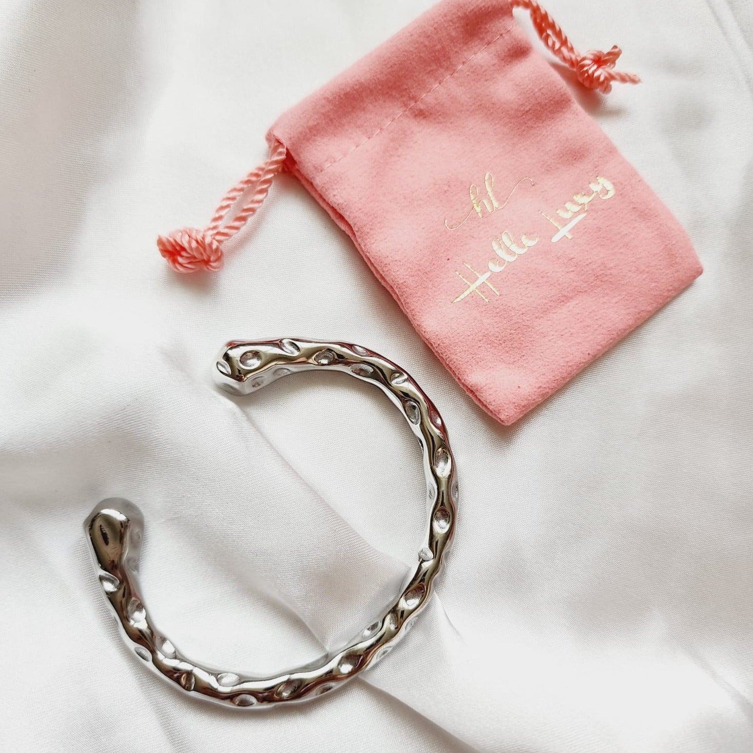 Two Tone Bracelets, Vintage two tone bracelets, Two tone Bangles, Solid Gold Bangles, Solid Silver Bangle, Textured bangles, classy two tone bangles, 18k waterproof bangles, 18k gold waterproof bangles, long lasting bracelets, long lasting vintage jewelry, christmas gift for her, timeless bracelets, timeless waterproof jewelry, ellie vail jewelry dupe, missoma jewelry dupe