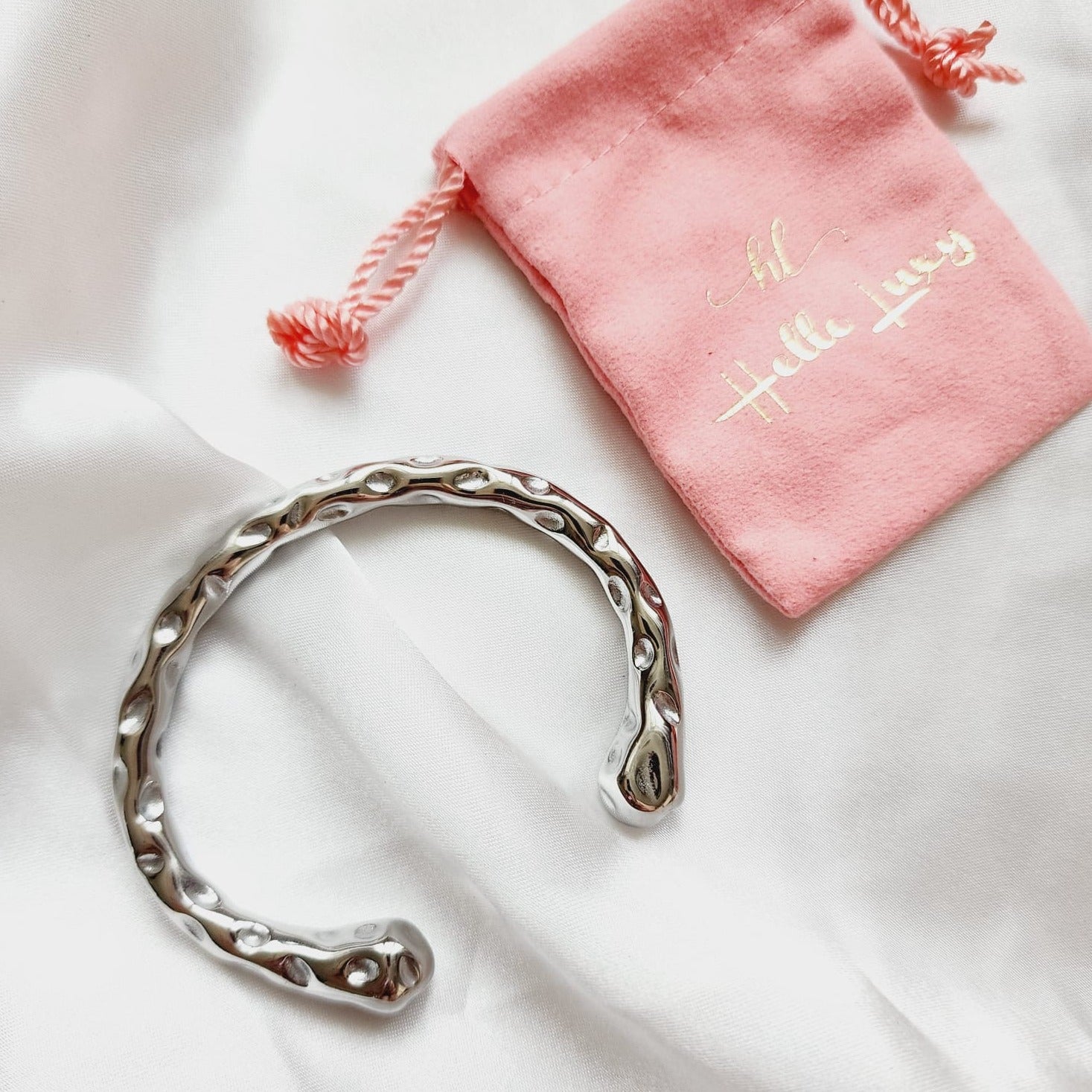 Two Tone Bracelets, Vintage two tone bracelets, Two tone Bangles, Solid Gold Bangles, Solid Silver Bangle, Textured bangles, classy two tone bangles, 18k waterproof bangles, 18k gold waterproof bangles, long lasting bracelets, long lasting vintage jewelry, christmas gift for her, timeless bracelets, timeless waterproof jewelry, ellie vail jewelry dupe, missoma jewelry dupe