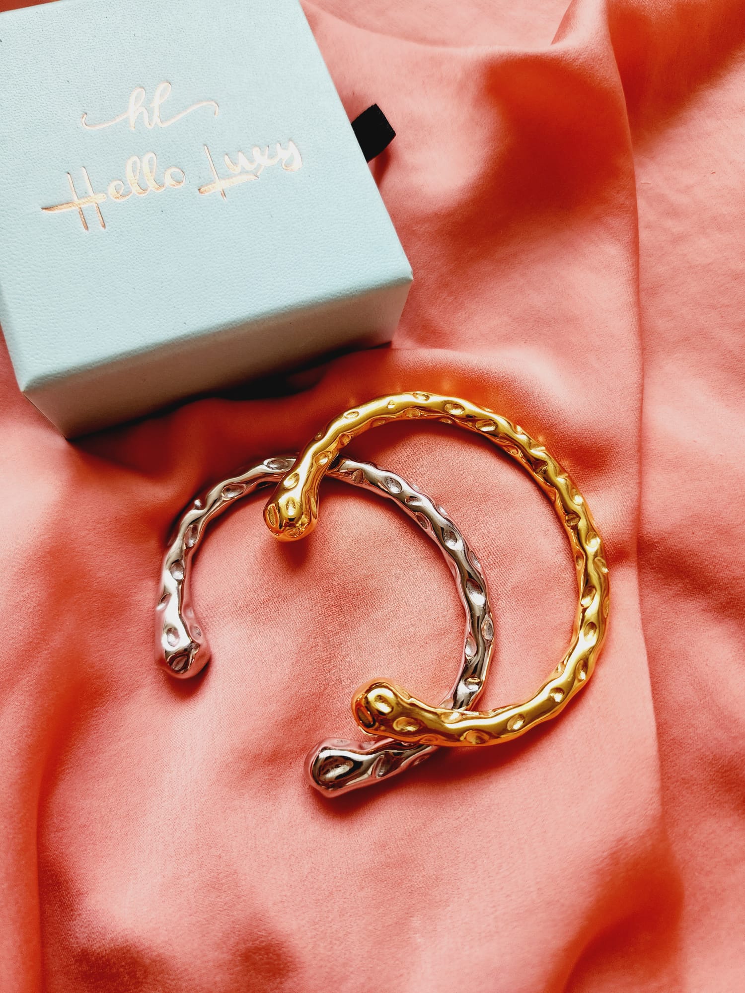 Two Tone Bracelets, Vintage two tone bracelets, Two tone Bangles, Solid Gold Bangles, Solid Silver Bangle, Textured bangles, classy two tone bangles, 18k waterproof bangles, 18k gold waterproof bangles, long lasting bracelets, long lasting vintage jewelry, christmas gift for her, timeless bracelets, timeless waterproof jewelry, ellie vail jewelry dupe, missoma jewelry dupe