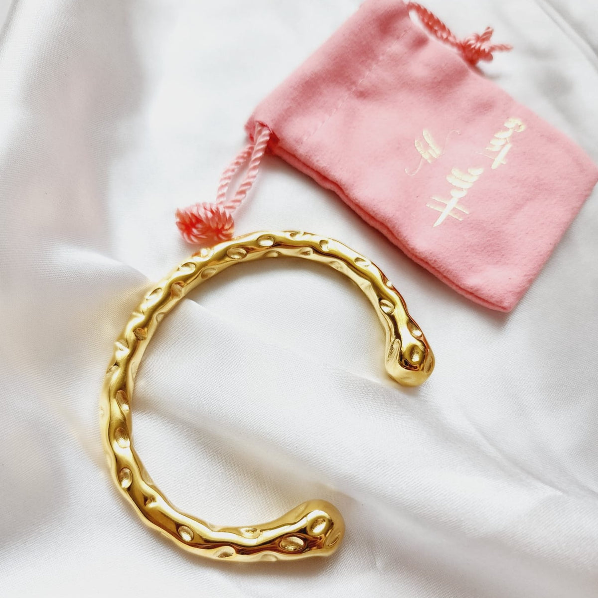 Two Tone Bracelets, Vintage two tone bracelets, Two tone Bangles, Solid Gold Bangles, Solid Silver Bangle, Textured bangles, classy two tone bangles, 18k waterproof bangles, 18k gold waterproof bangles, long lasting bracelets, long lasting vintage jewelry, christmas gift for her, timeless bracelets, timeless waterproof jewelry, ellie vail jewelry dupe, missoma jewelry dupe