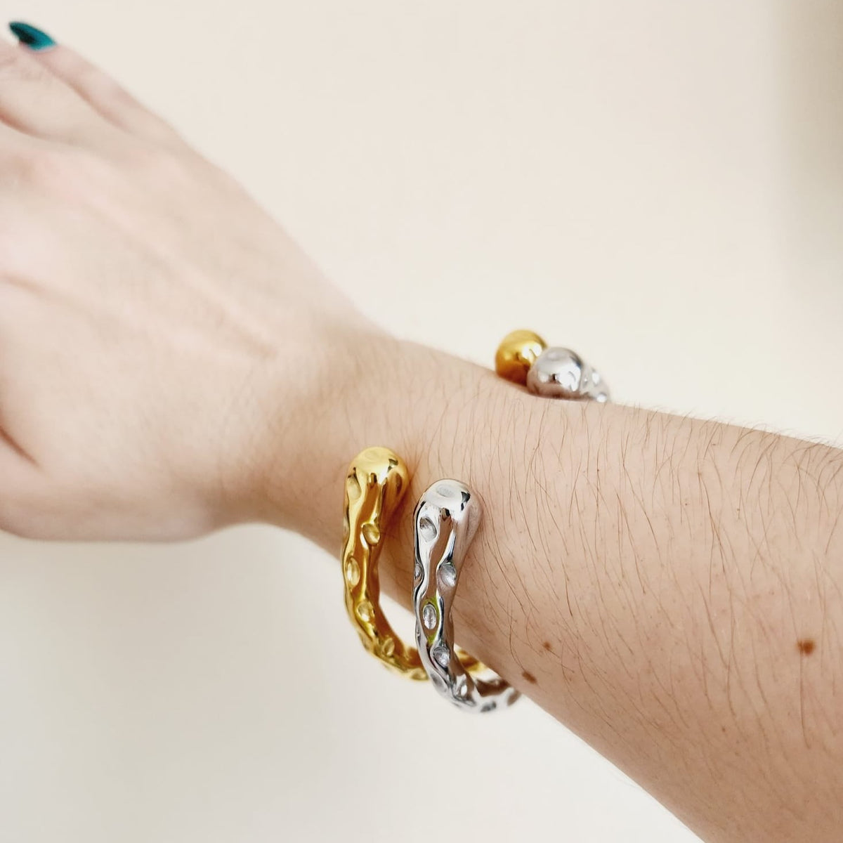 Two Tone Bracelets, Vintage two tone bracelets, Two tone Bangles, Solid Gold Bangles, Solid Silver Bangle, Textured bangles, classy two tone bangles, 18k waterproof bangles, 18k gold waterproof bangles, long lasting bracelets, long lasting vintage jewelry, christmas gift for her, timeless bracelets, timeless waterproof jewelry, ellie vail jewelry dupe, missoma jewelry dupe